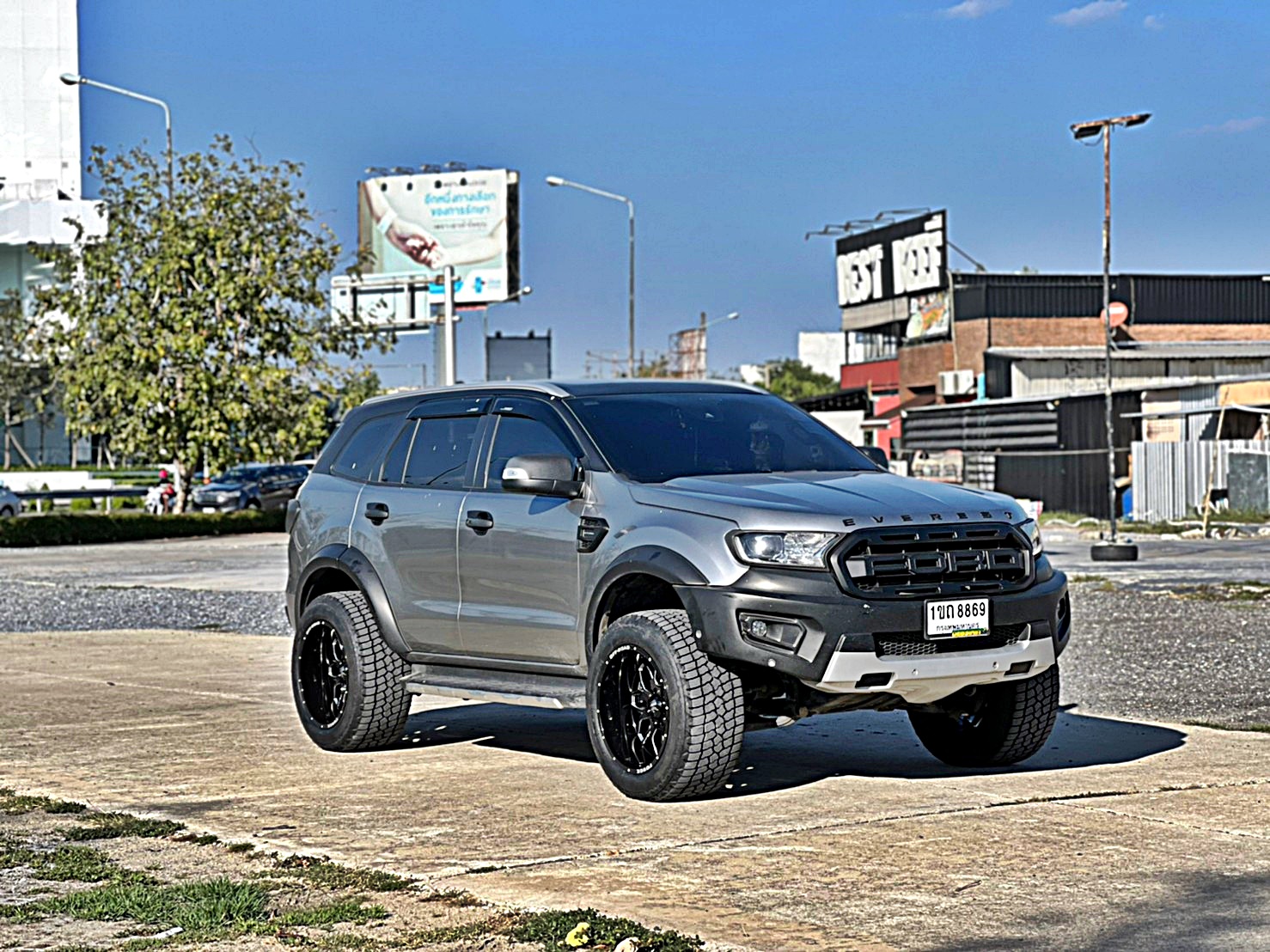 FORD EVEREST ทรงเมกา ล้อ FORCE ที่ STEP9