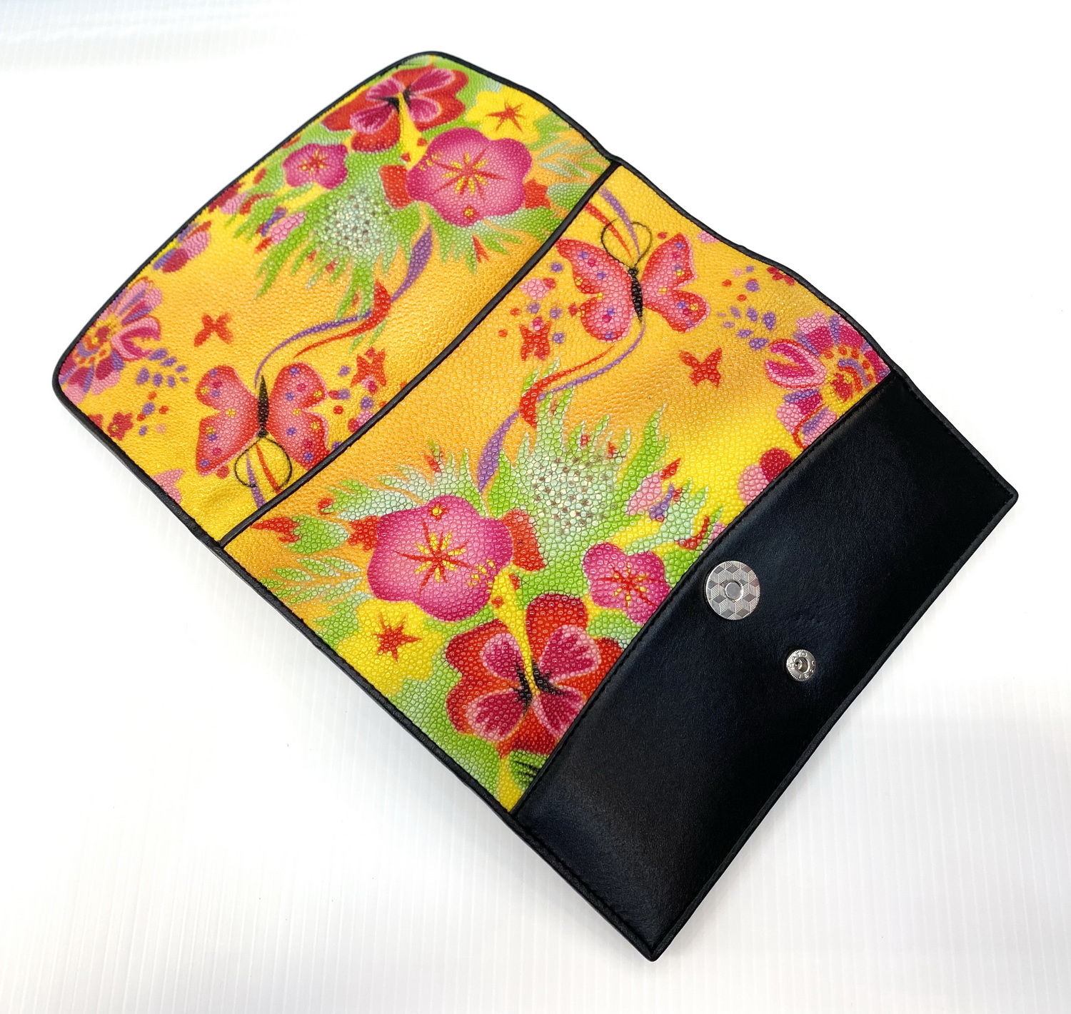 กระเป๋าสตางค์หนังปลากระเบนแท้ 3พับยาว พิมลาย ดอกไม้