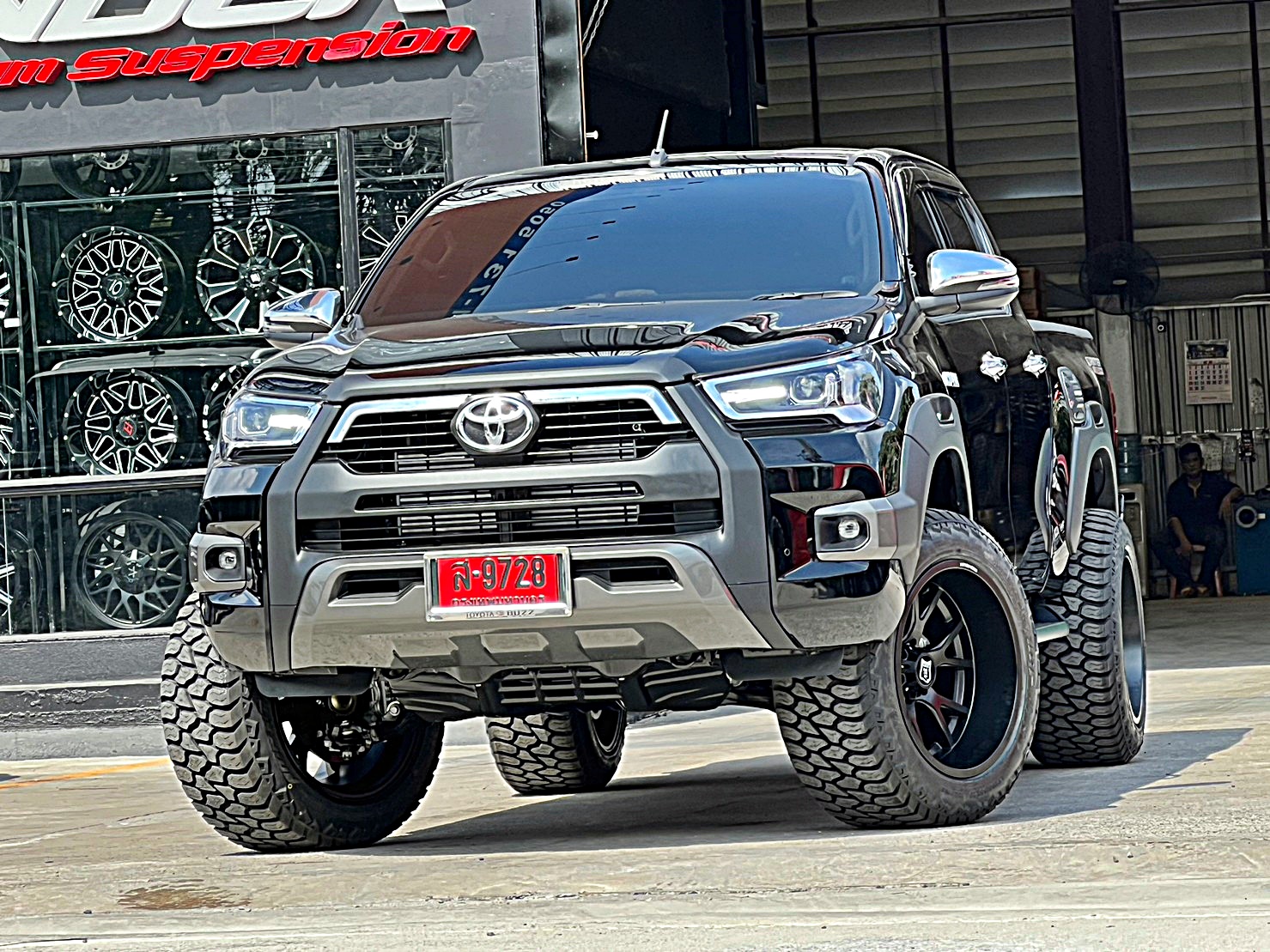 TOYOTA REVO แต่งทรงเมกาที่ STEP9