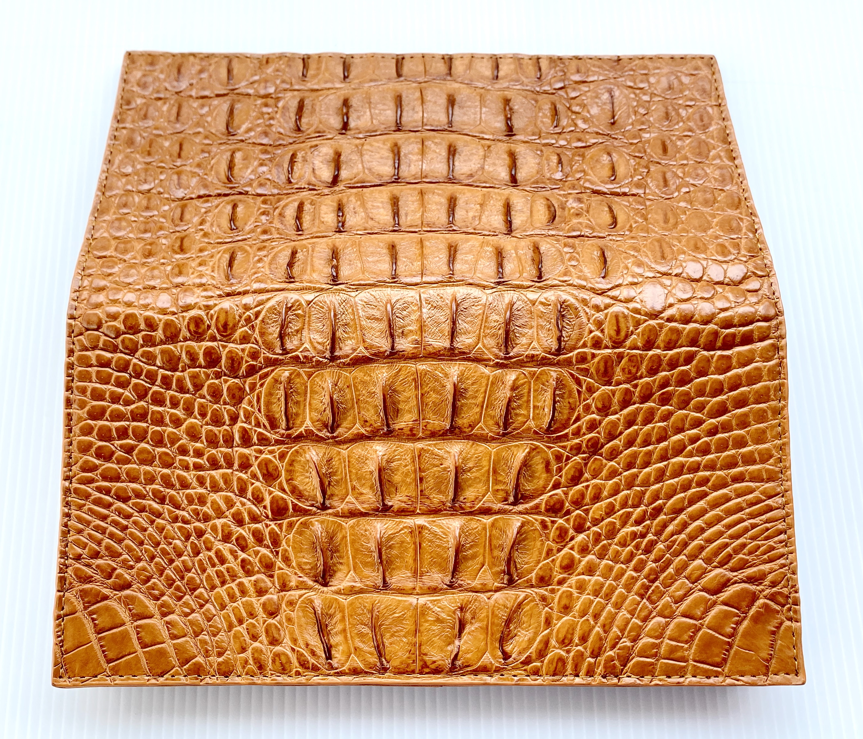 กระเป๋าสตางค์หนังจระเข้แท้ 2พับยาว ส่วนกระดูก สีน้ำตาลแทน