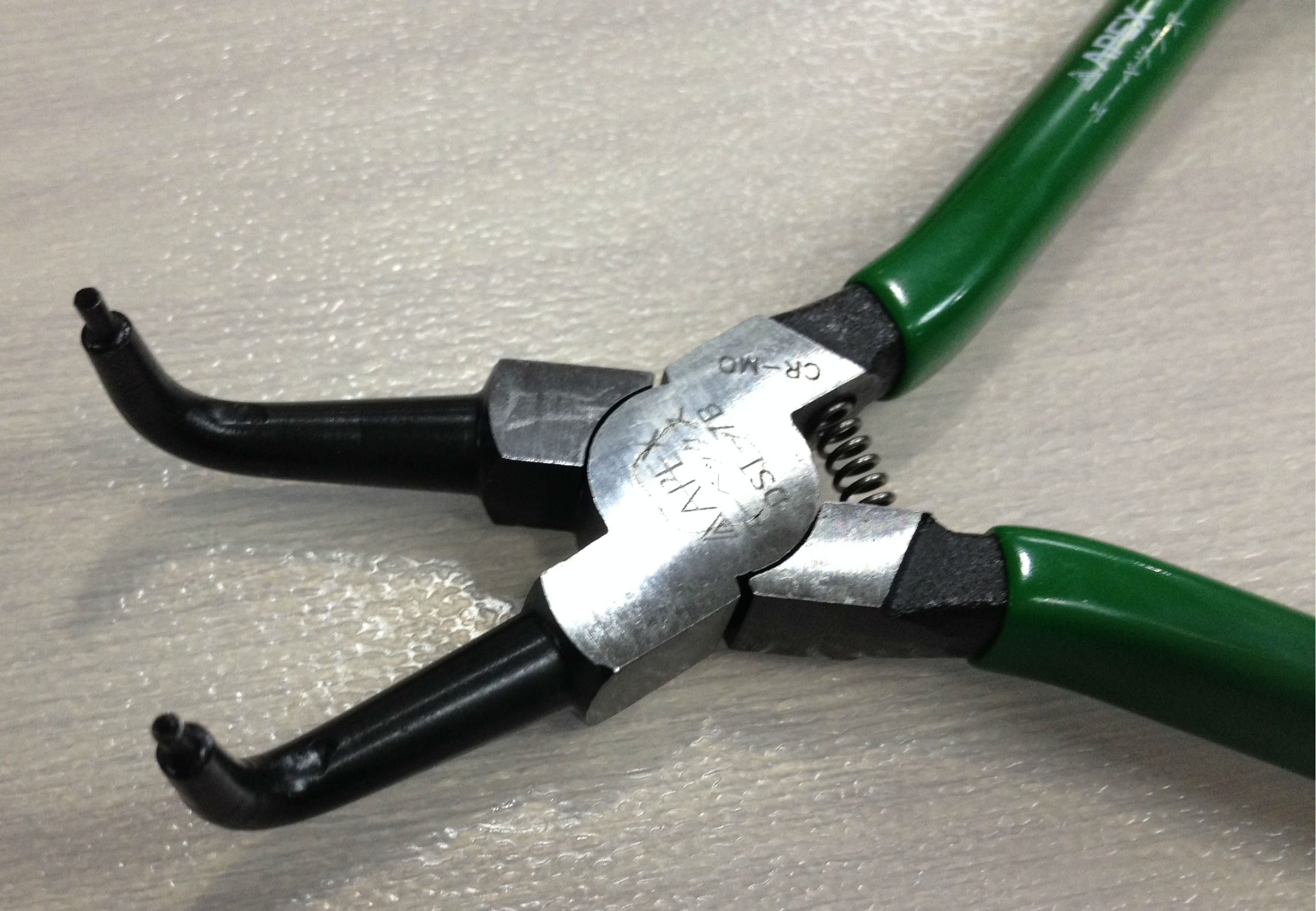 คีมหุบแหวนล็อคในปากงอ ขนาด 7 นิ้ว ยี่ห้อ APEX