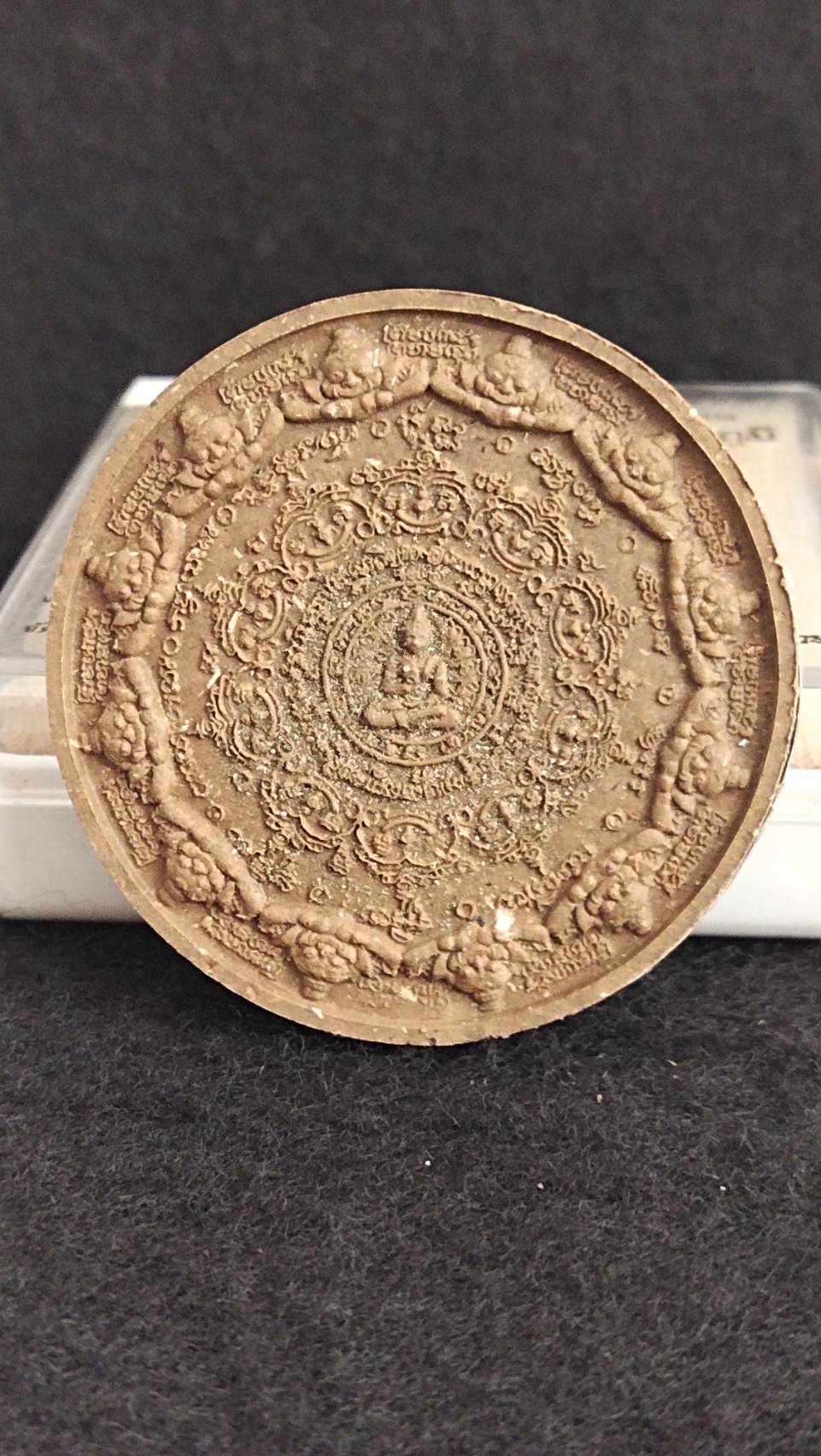 จตุคามรามเทพ รุ่นจันทรภาณุมหาราช-สุวรรณภูมิ เนื้อไม้มงคลหลังฝังเม็ดแร่ ขนาดเส้นผ่านศูนย์กลาง 5 ซ.ม.