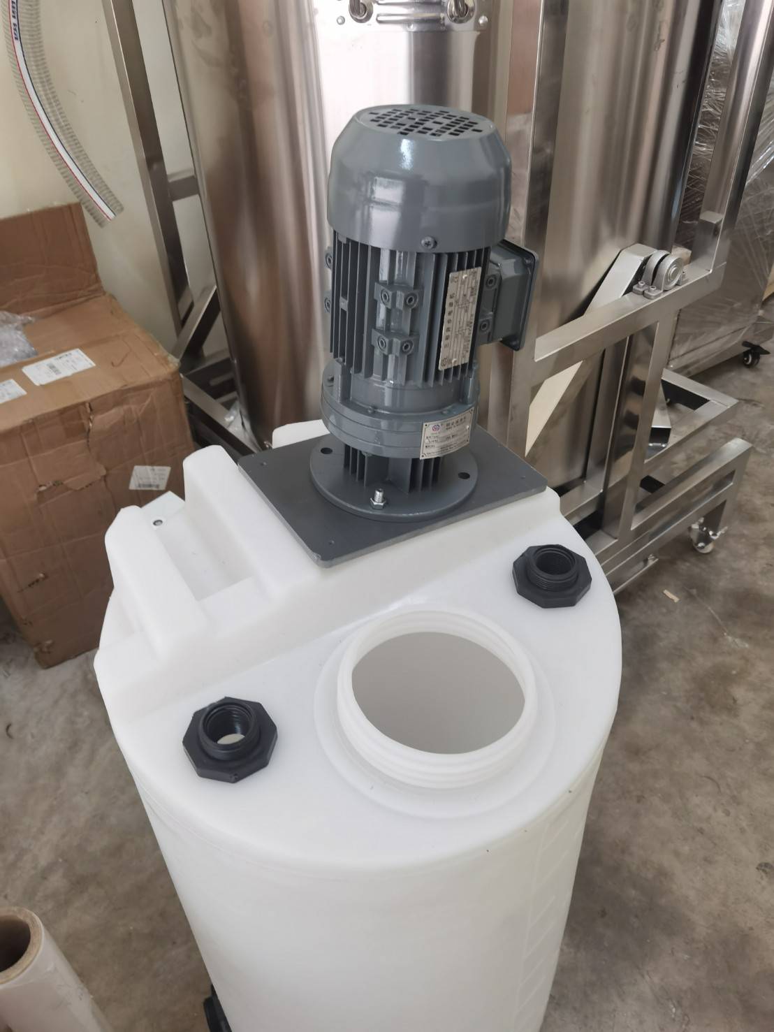 ถังผสม(PE)น้ำยา + พร้อมมอเตอร์หัวปั่น ขนาด 300 ลิตร