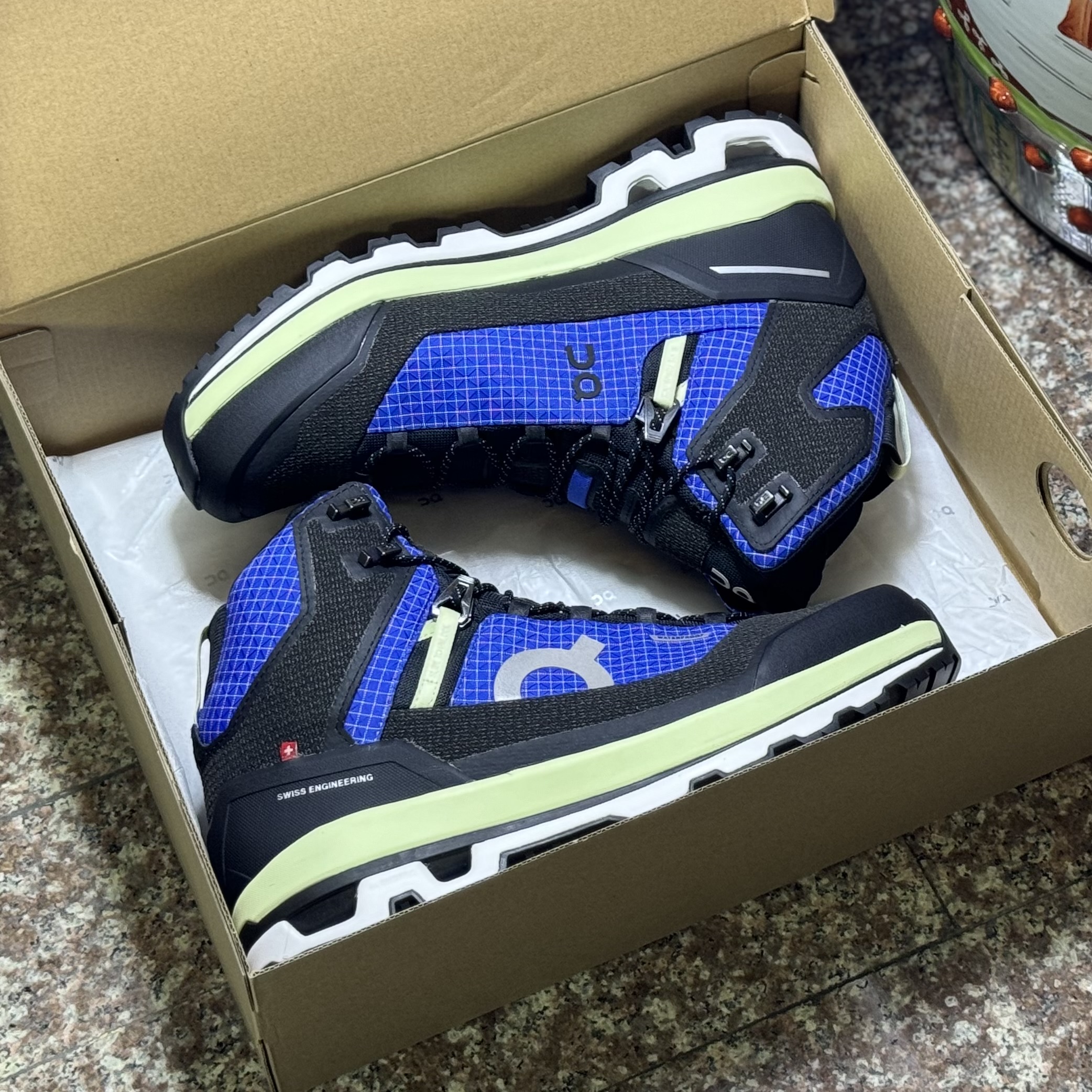 รองเท้าเดินป่า On CloudAlpine Waterproof (M8/8.5/9US)