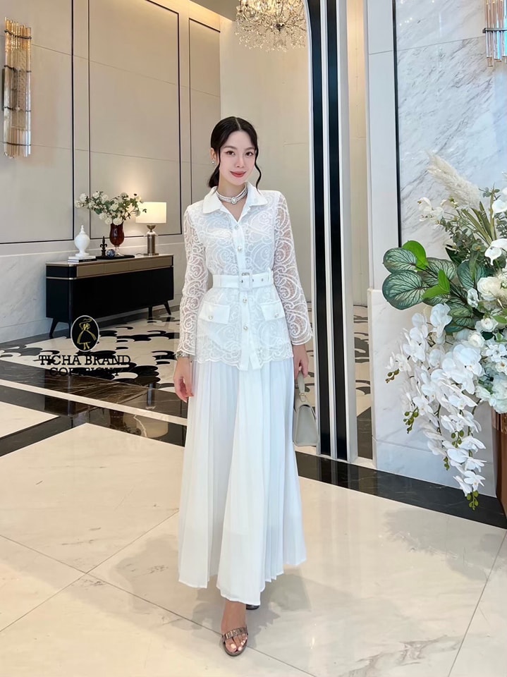 ชุดเซต 3ชิ้น เสื้อลูกไม้3Dฉลุคอบัวแขนยาวด้านหน้าแต่งกระดุมเพชรอลังมาก ดีเทลแต่งกระเป๋าหลอกเก๋ๆ
