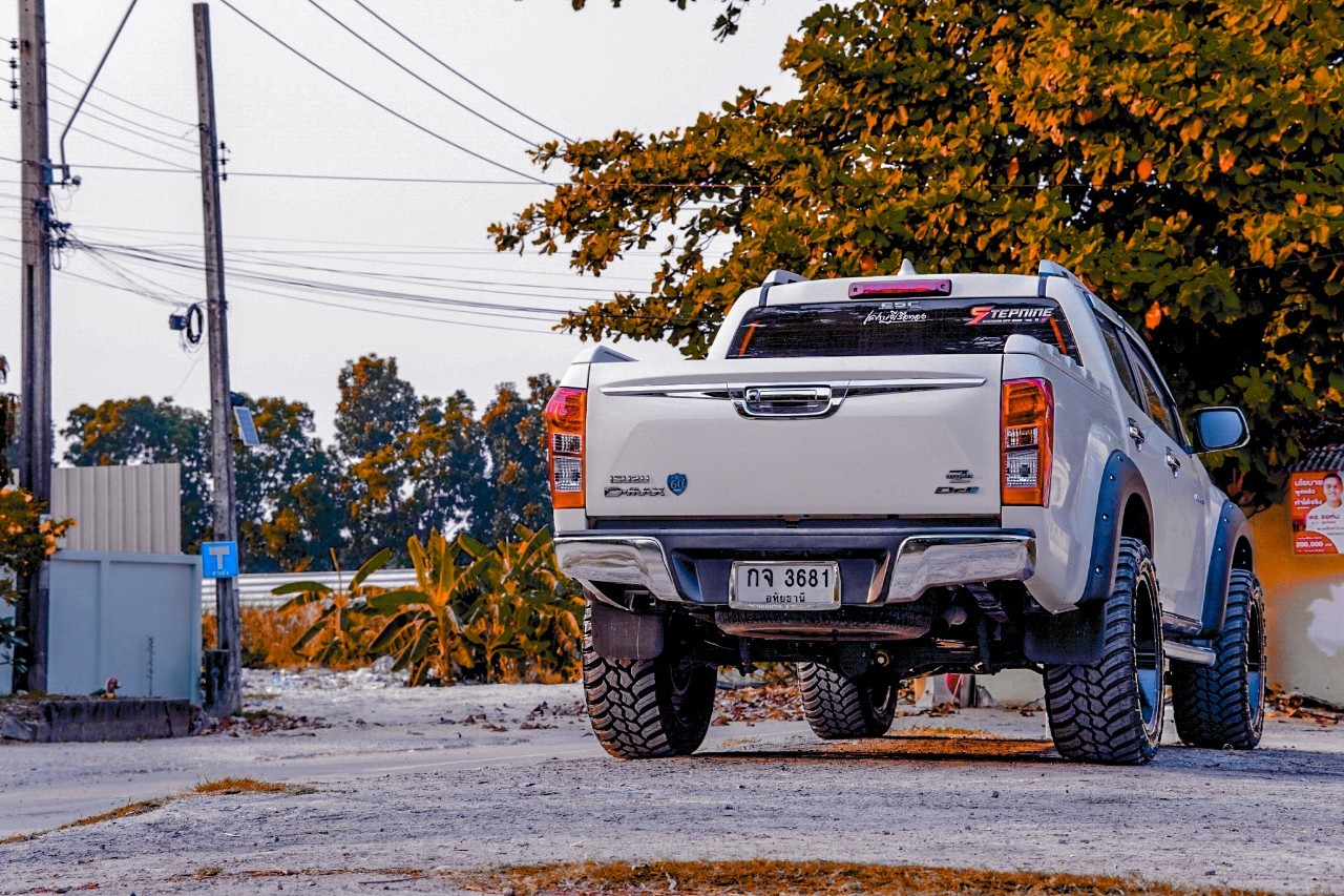 ISUZU D-MAX แต่งเมกา โคตรหล่อที่ STEP9
