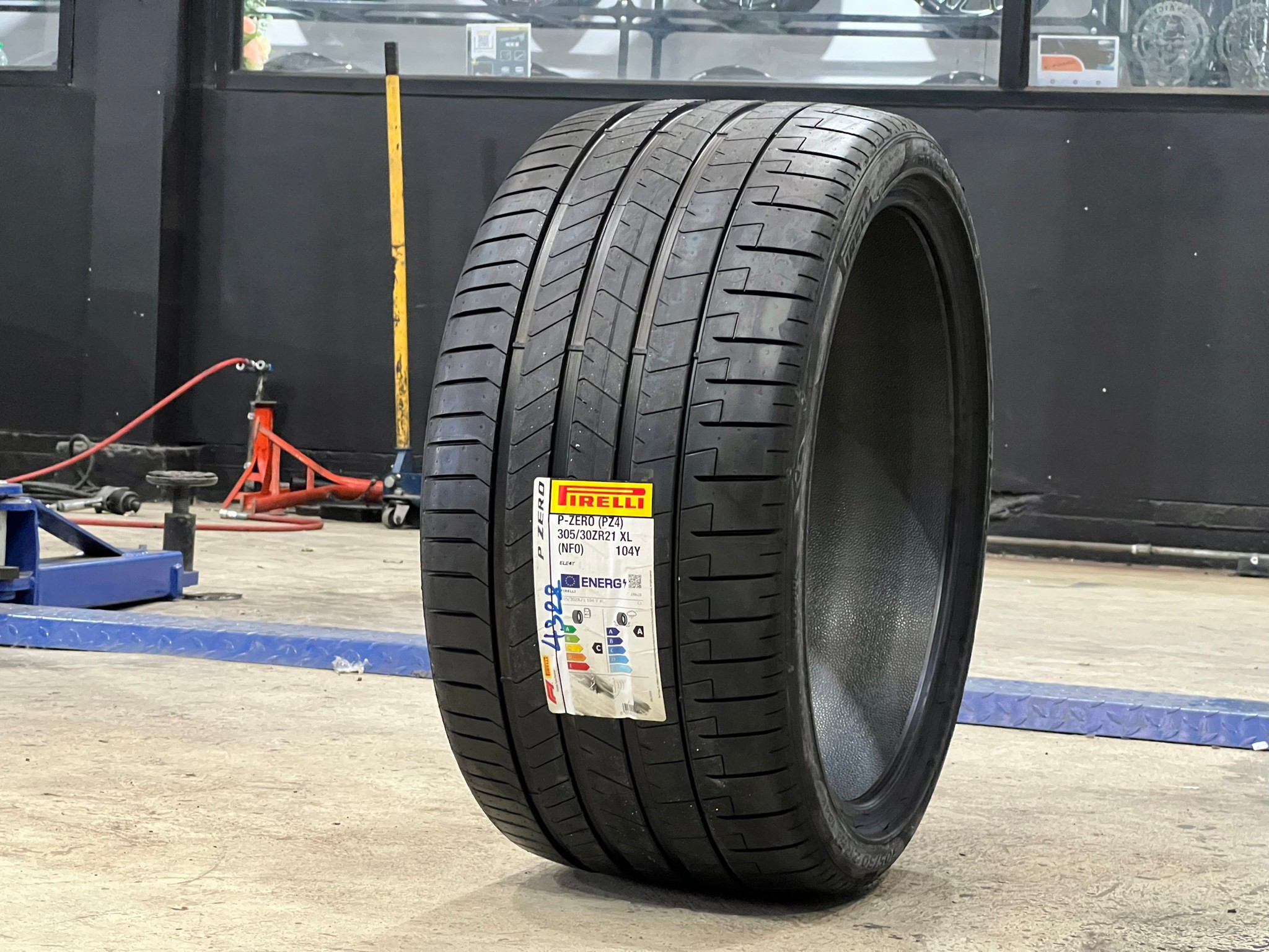 PIRELLI 305/30-21 PZERO PZ4