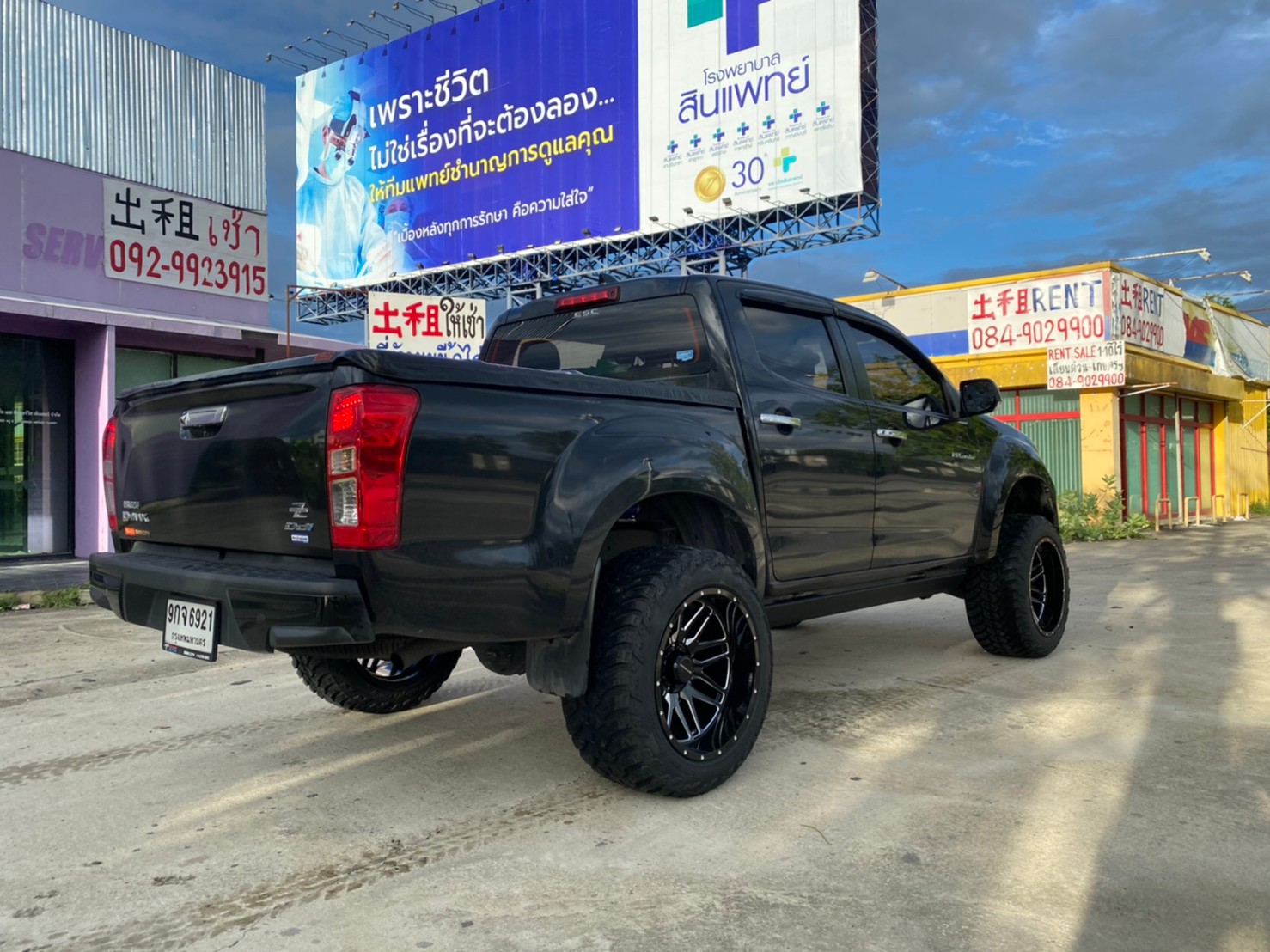 D-MAX จัดทรงเมกา ที่ STEP9 หล่อทุกลำ