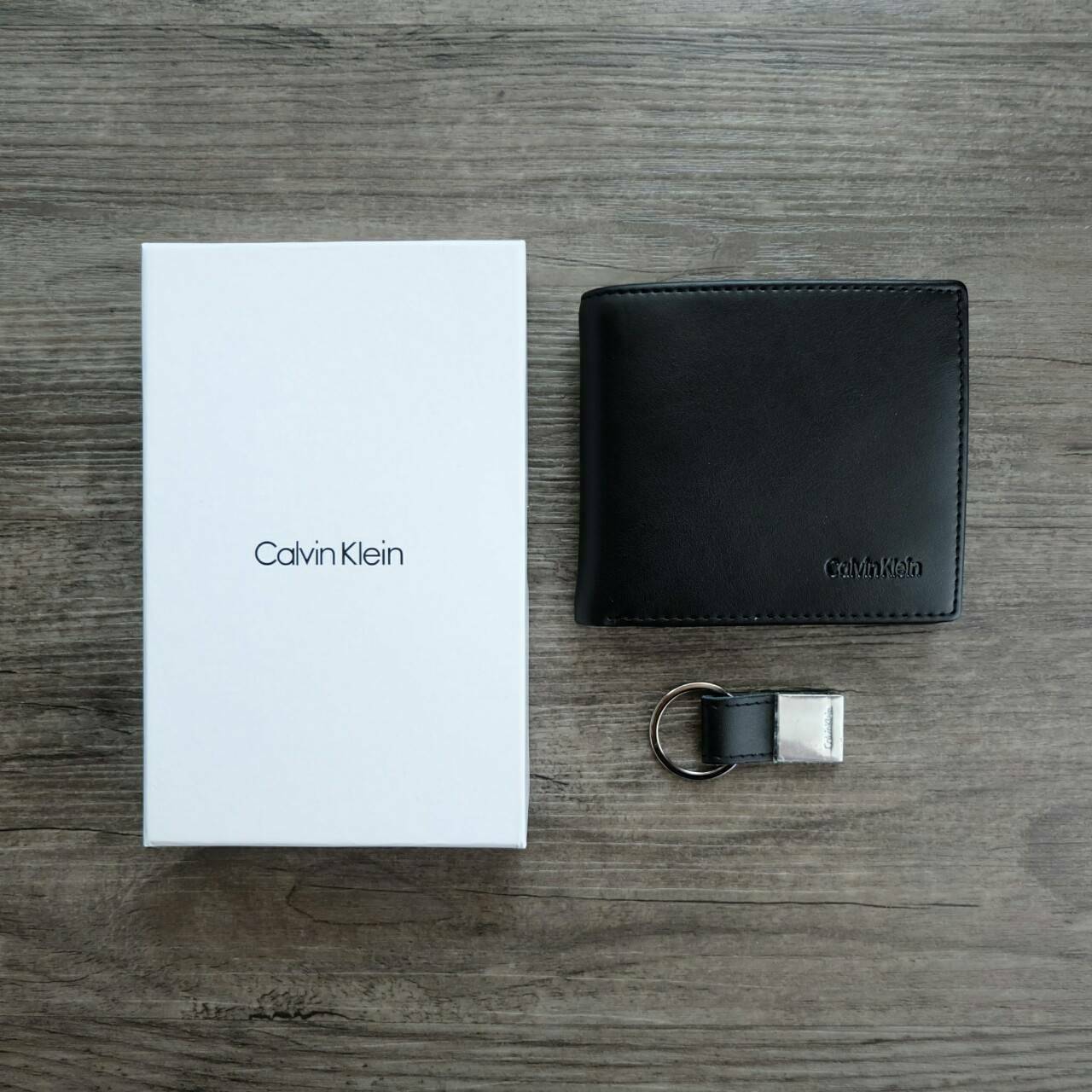 กระเป๋าสตางค์ใบสั้น Calvin Klein Leather Bookfold with Key Fob Set