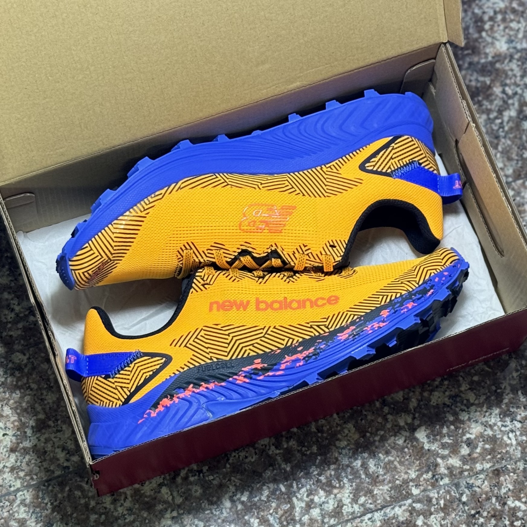 รองเท้าวิ่งเทรล New Balance FuelCell Summit Unknown (M11US)