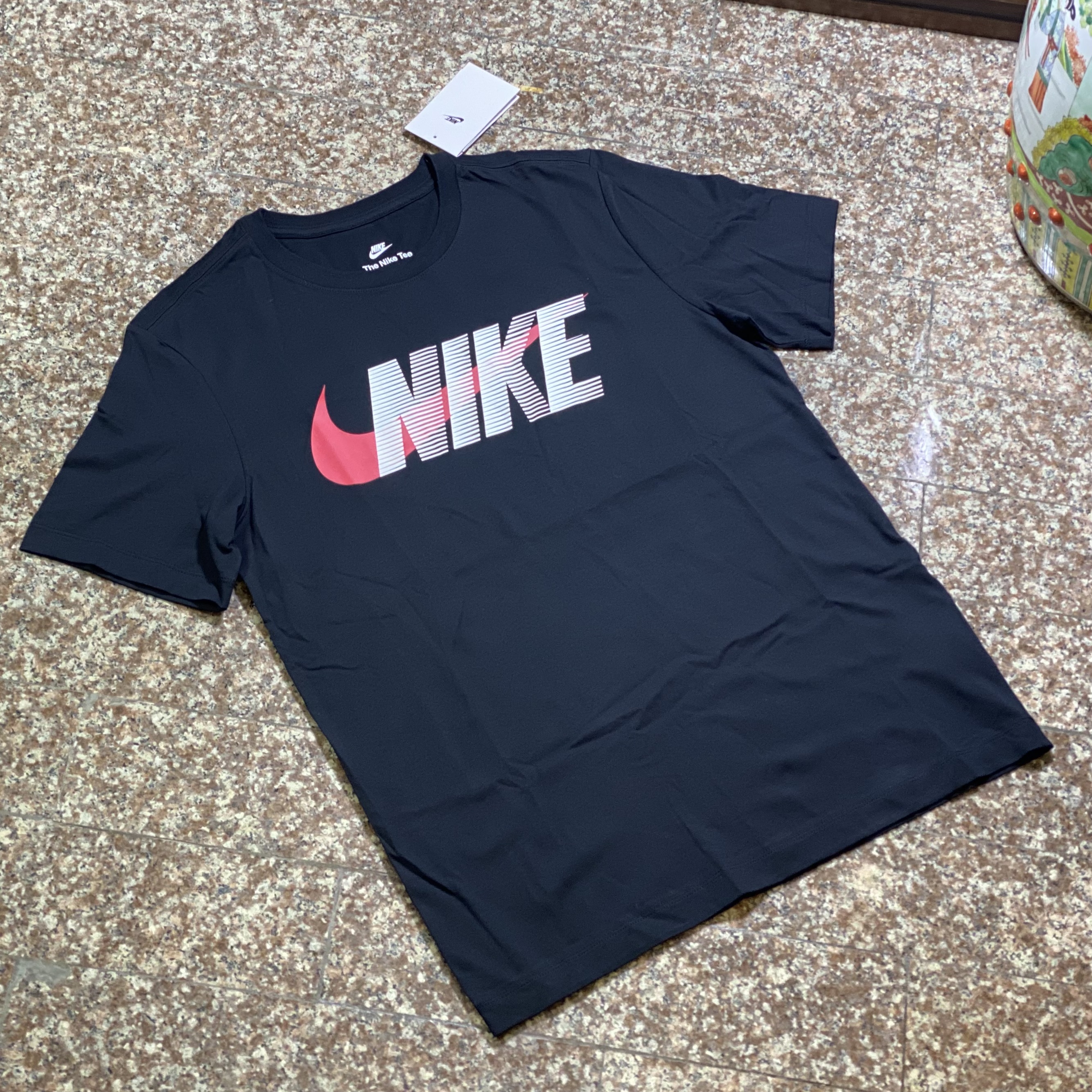 เสื้อ Nike Graphic Hi-Light Sportswear Tee (L)