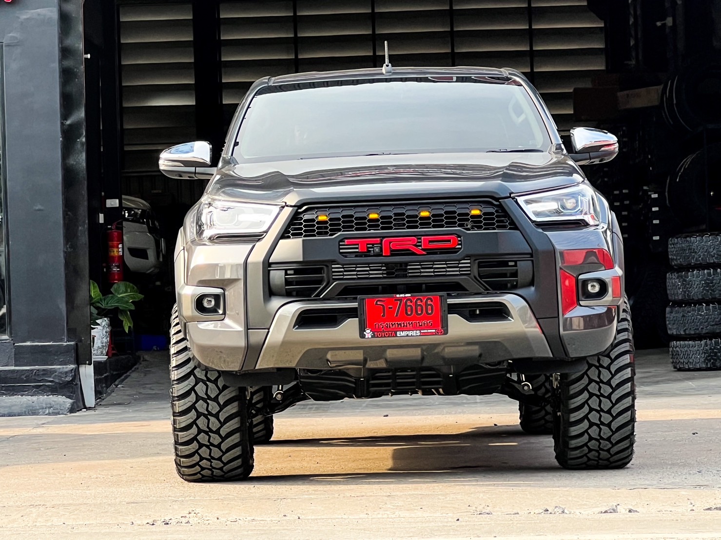 TOYOTA REVO พี่ไมค์ ลุกค้าประจำ จัดทรงเมกาอีกคัน แต่งไว้ใช้งาน