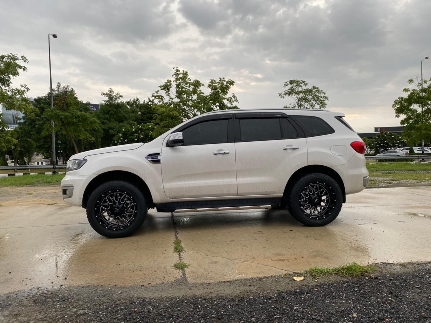 FORD EVEREST แบบไม่ยก