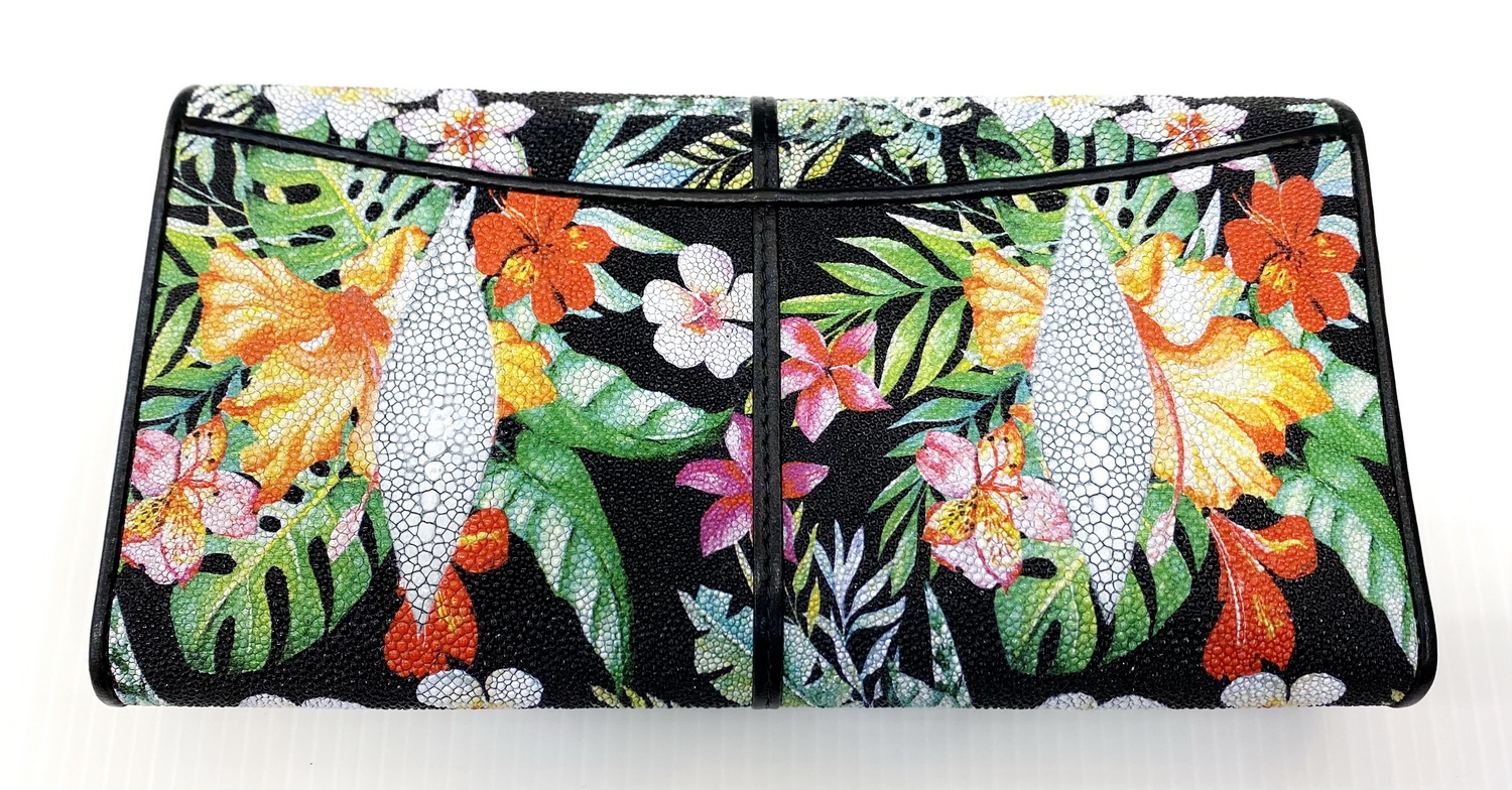 กระเป๋าสตางค์หนังปลากระเบนแท้ 3พับยาว พิมลาย ดอกไม้