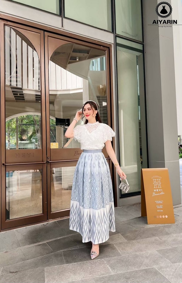 ชุดเซตเสื้อลูกไม้สีขาวมาพร้มกระโปรงลายไทยผ้าวูลเนื้อดีมีนำ้หนักมากๆๆ ใส่ไปได้ทุกโอกาศงานบุญงานบวชได้หมดเลยคะ