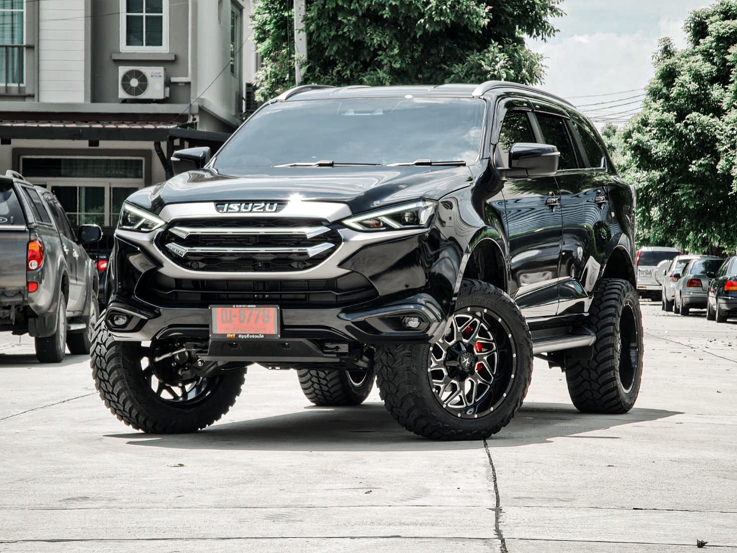 MU-X แต่งแนวเมกา ที่ STEP9