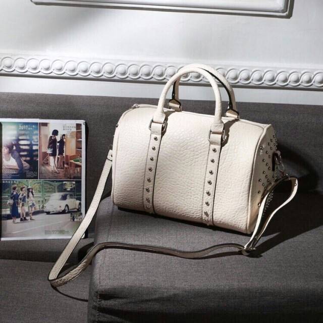 กระเป๋าทรงหมอนแต่งหมุดกลมอะไหร่สีเงิน