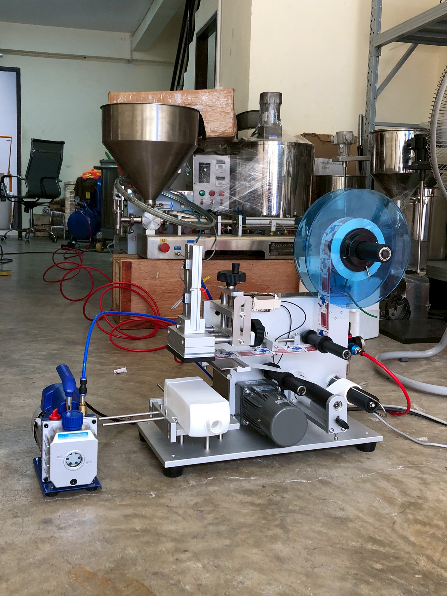 เครื่องติดฉลากแบบกึ่งอัตโนมัติ สำหรับผิวเรียบ ฝากระปุก กล่อง กระป๋อง ทรงเหลี่ยม TB60