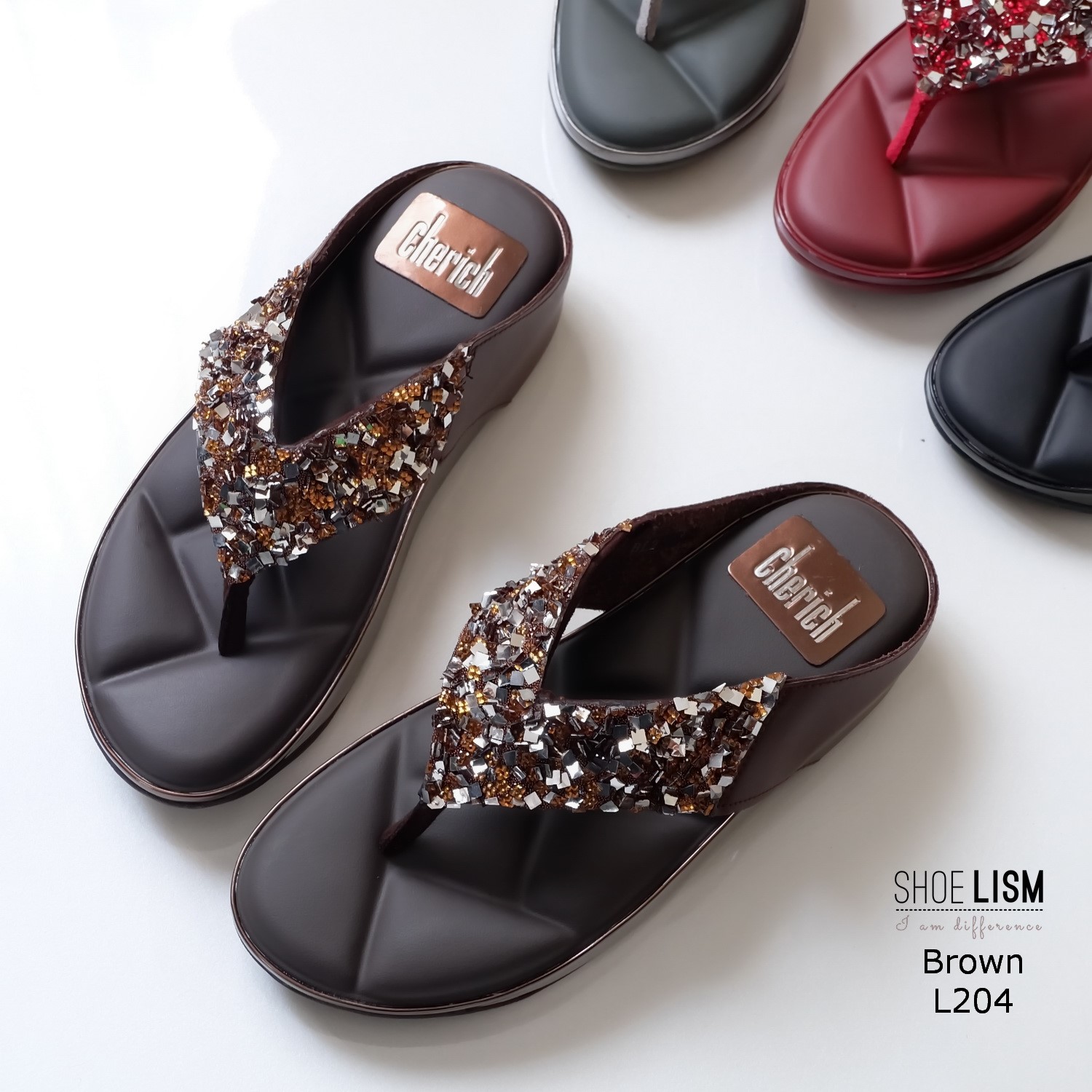 รองเท้าใส่สบาย แต่งอะไหล่เพชร