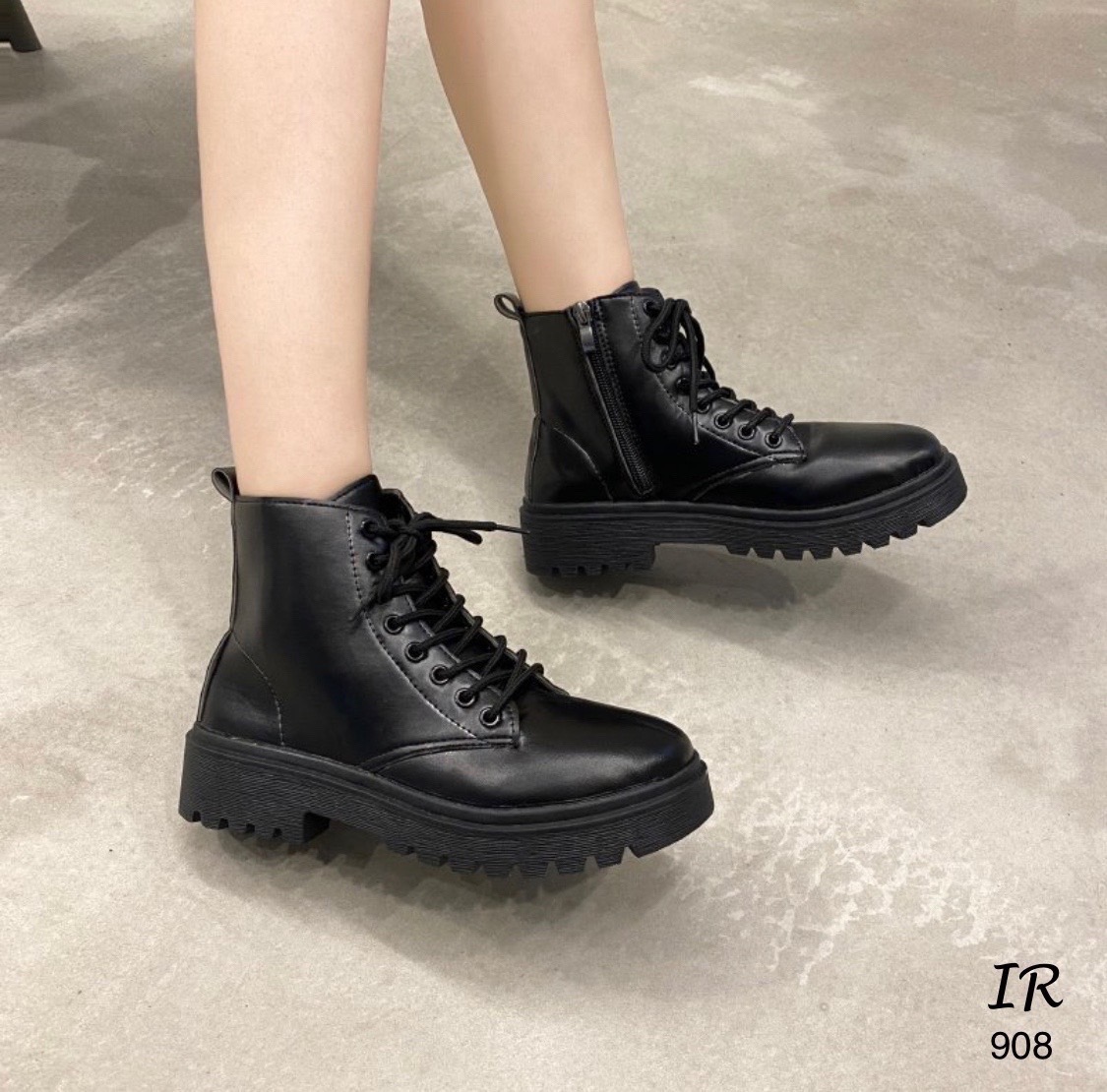 รองเท้าบูทดำ