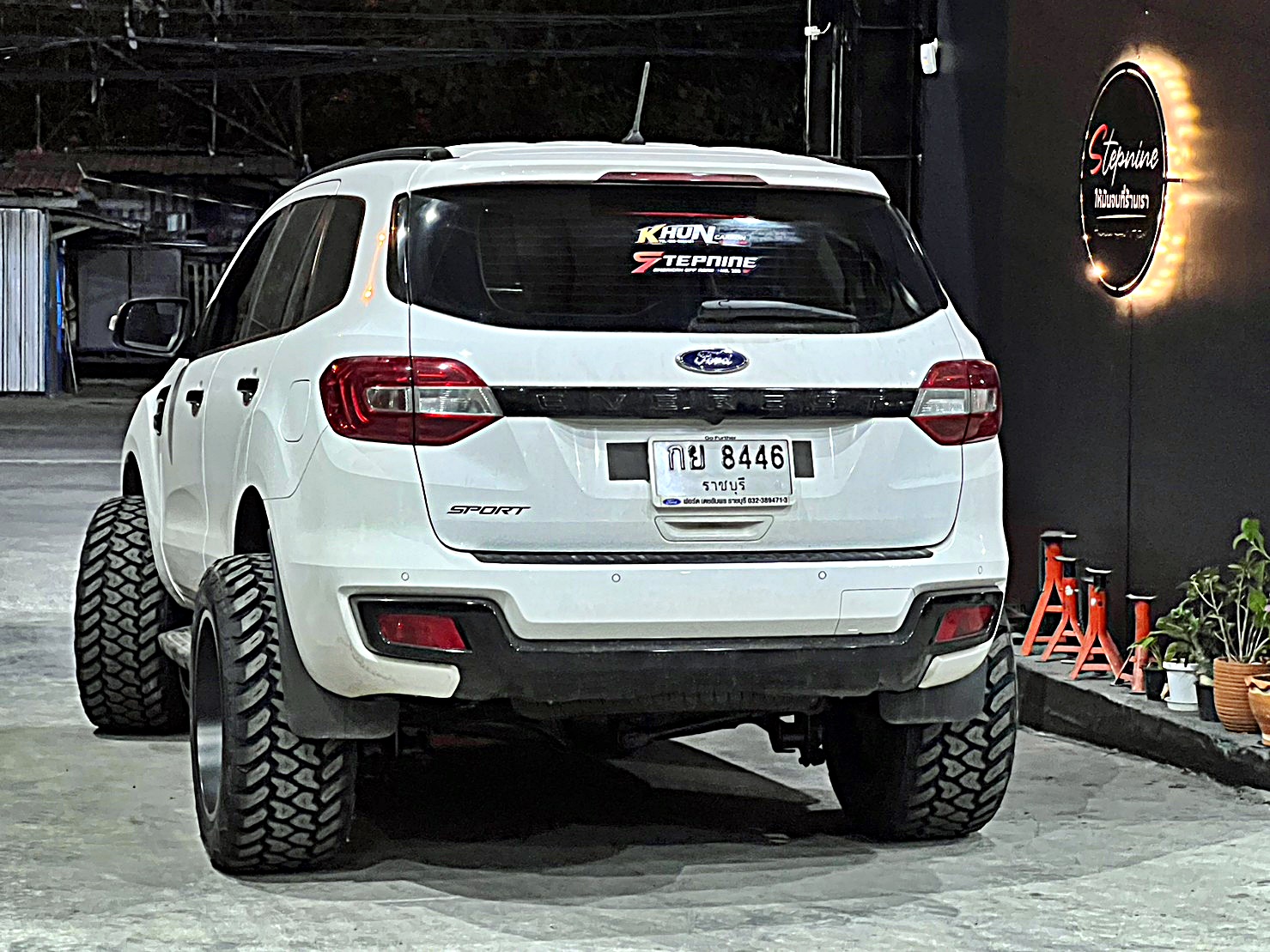 FORD EVEREST จองคิวมาจาก ราชบุรี แต่งแนวเมกาที่ STEP9