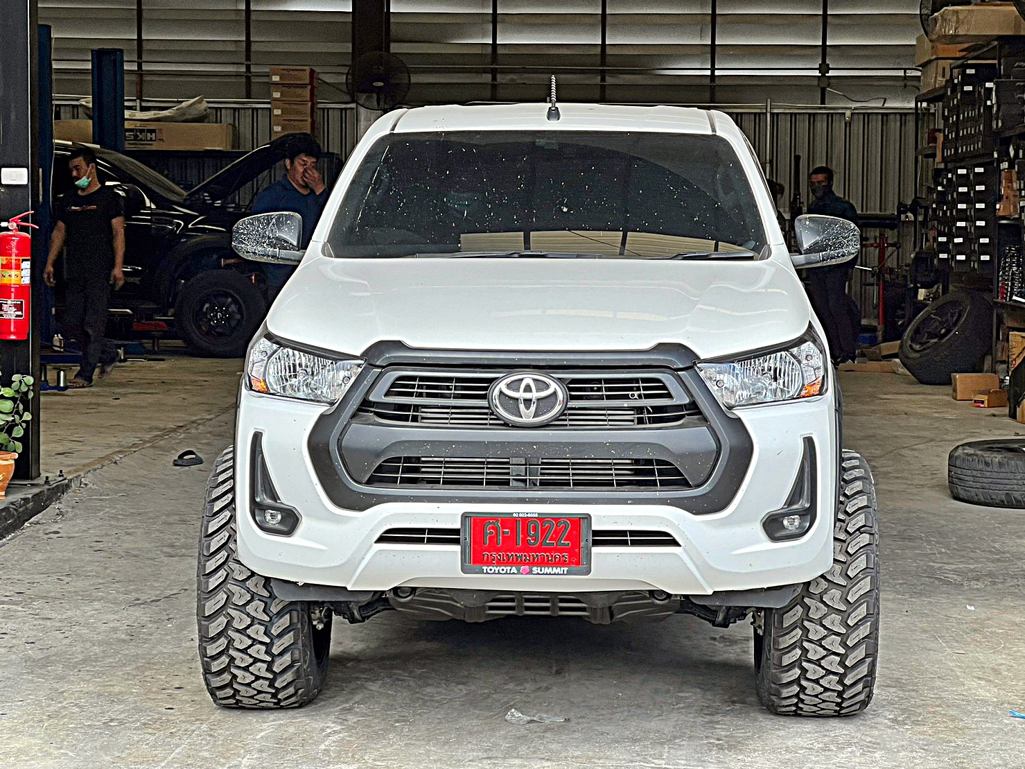 TOYOTA REVO แต่งทรงเมกาที่ STEP9