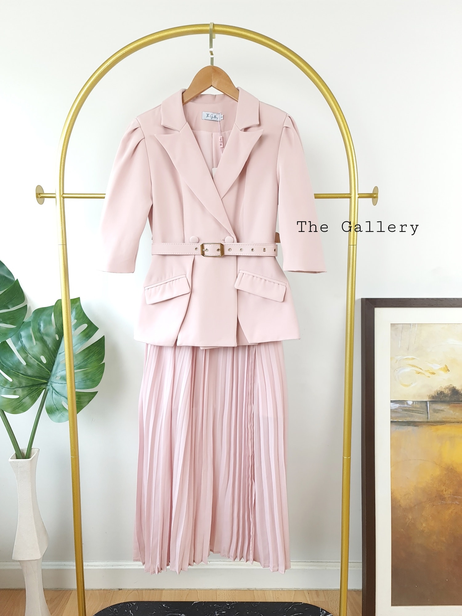 ชุดเซ็ตเสื้อสูทและกระโปรงอัดพลีตพร้อมเข็มขัดในตัว จะออกงานหรือจะแมตซ์ชุดไปทำงาน /ไปเที่ยวต่างประเทศก็ครีเอตลุคสวย