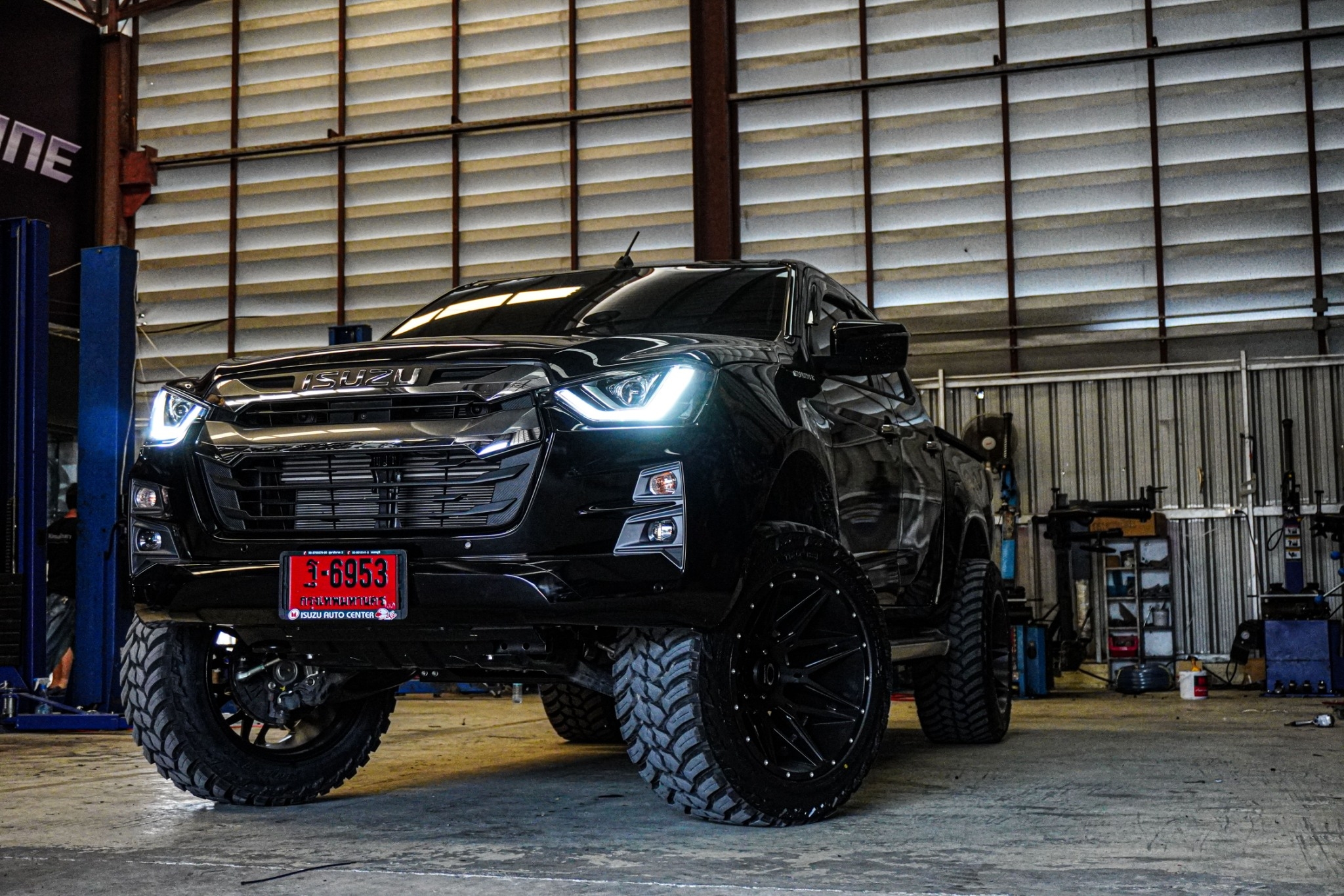 ISUZU V-CROSS แต่งทรงเมกาที่ STEP9