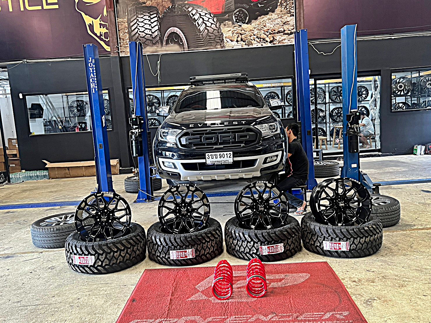 FORD EVEREST แต่งทรงเมกาที่ STEP9