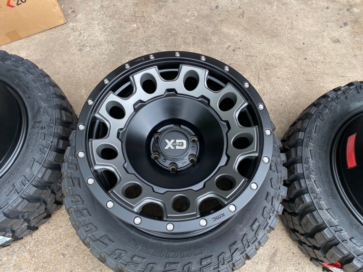 ล้อแท้ XD129 20x10 -24 แนะนำ ยาง Cooper sttpro 305/55-20