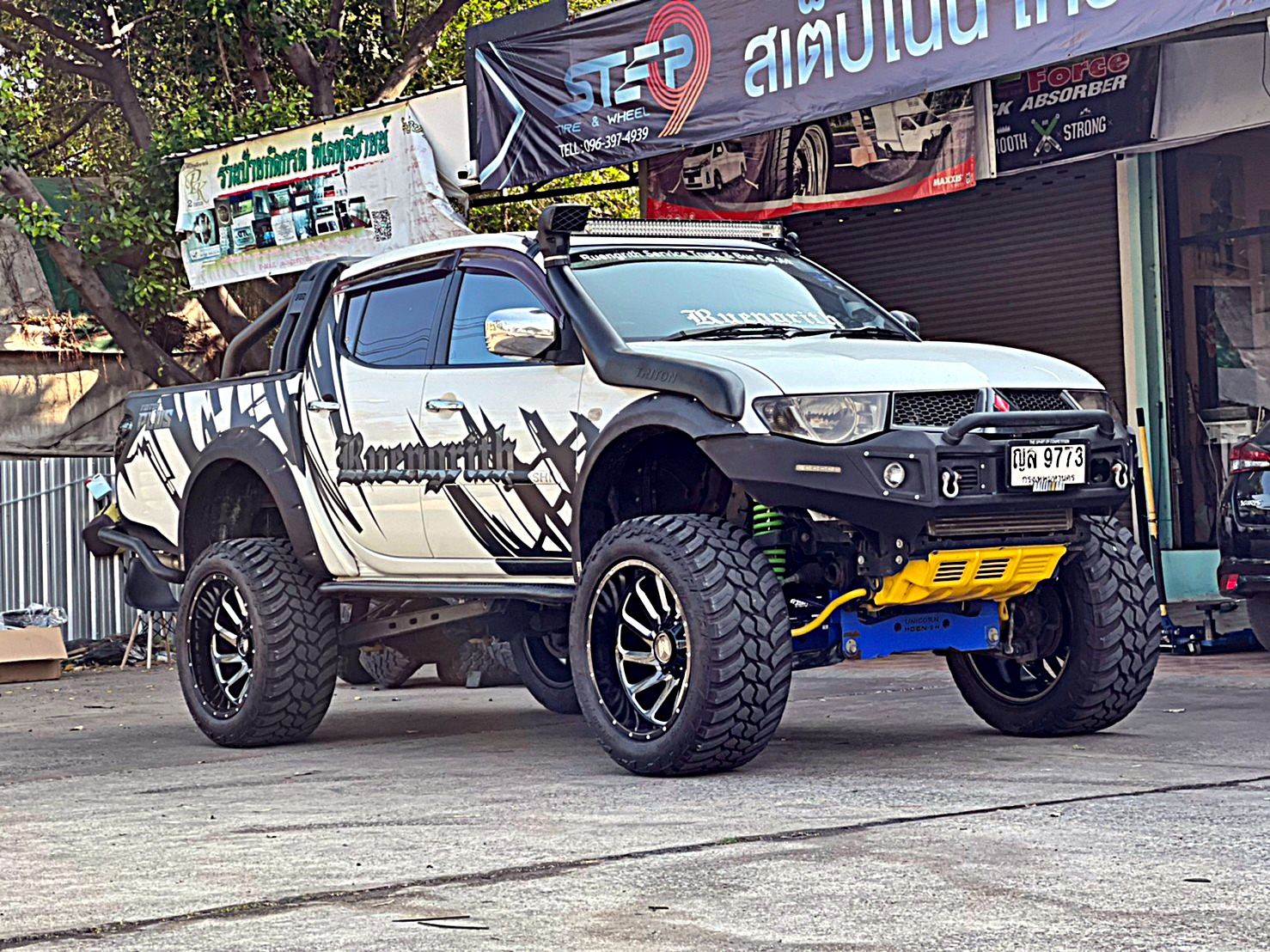 TRITON ทรงเมกา ที่ STEP9