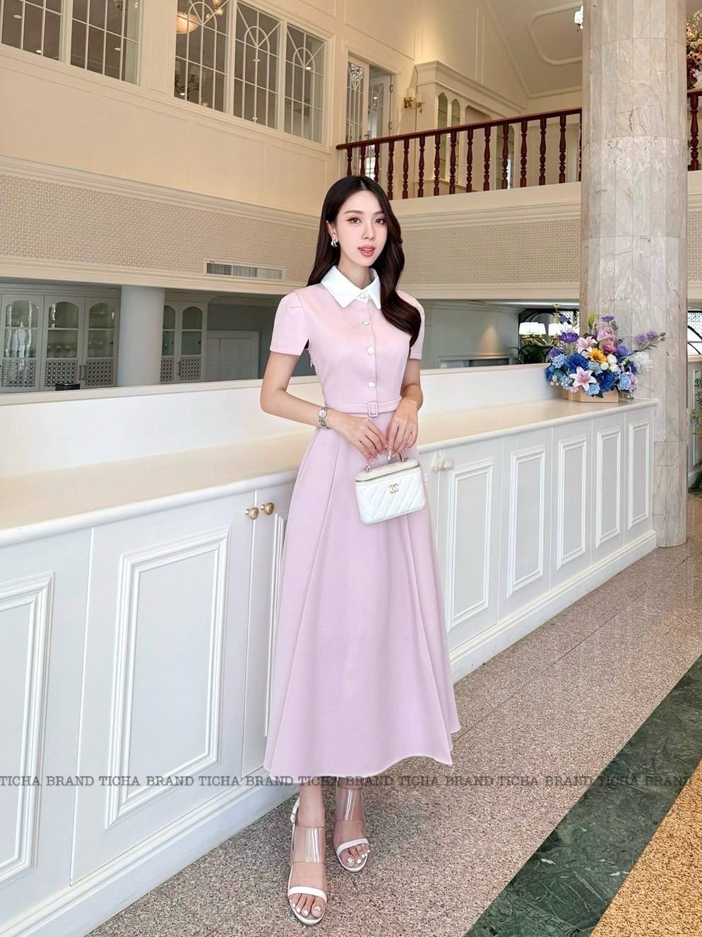 เดรสยาวแขนสั้นดีไซน์เย็บต่อคอปกสีขาว อกแต่งกระดุม4เม็ดใช้งานได้จริง ช่วงกระโปรงจับจีบให้ทรงสวย ดีไซน์สวย
