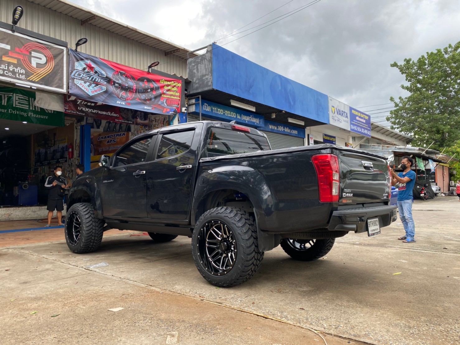 D-MAX จัดทรงเมกา ที่ STEP9 หล่อทุกลำ