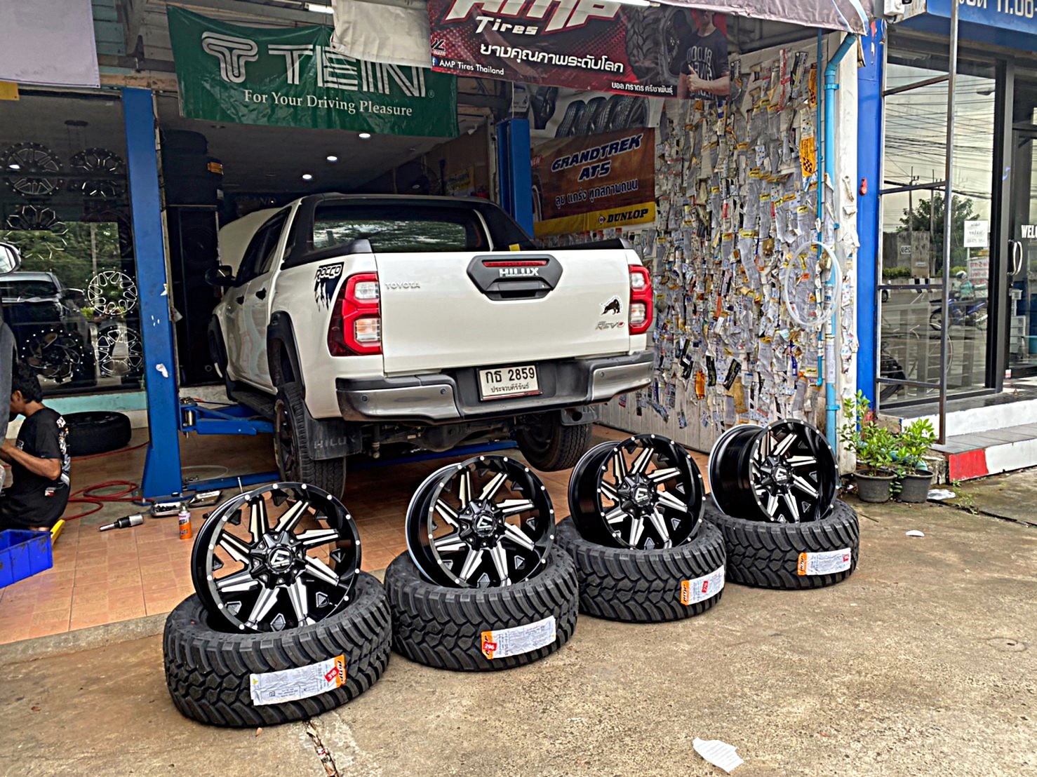 TOYOTA REVO ทรงเมกา