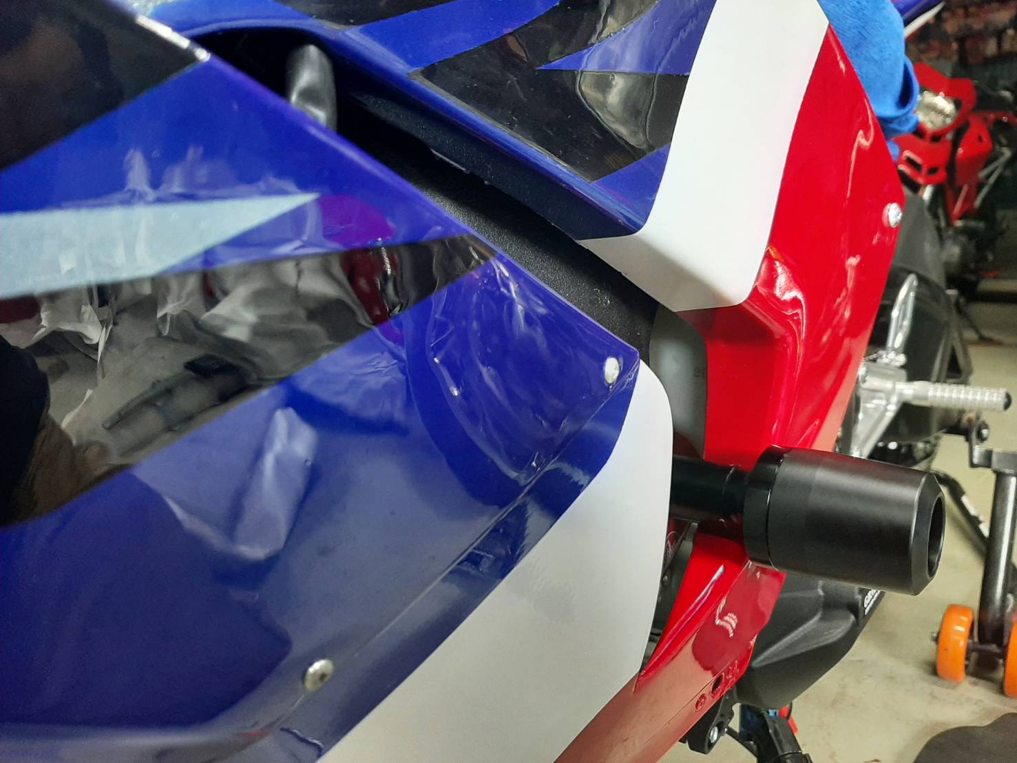 กันล้มข้าง CBR1000RRR ต่อตรง สินค้าตรงรุ่น ผลิตจากวัสดุคัดเกรด ติดตั้งง่ายด้วยตัวเอง สีดำ