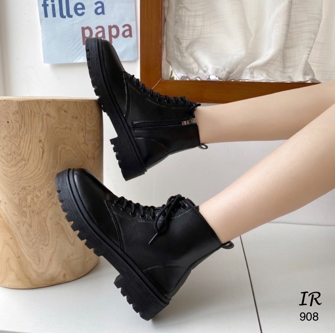 รองเท้าบูทดำ
