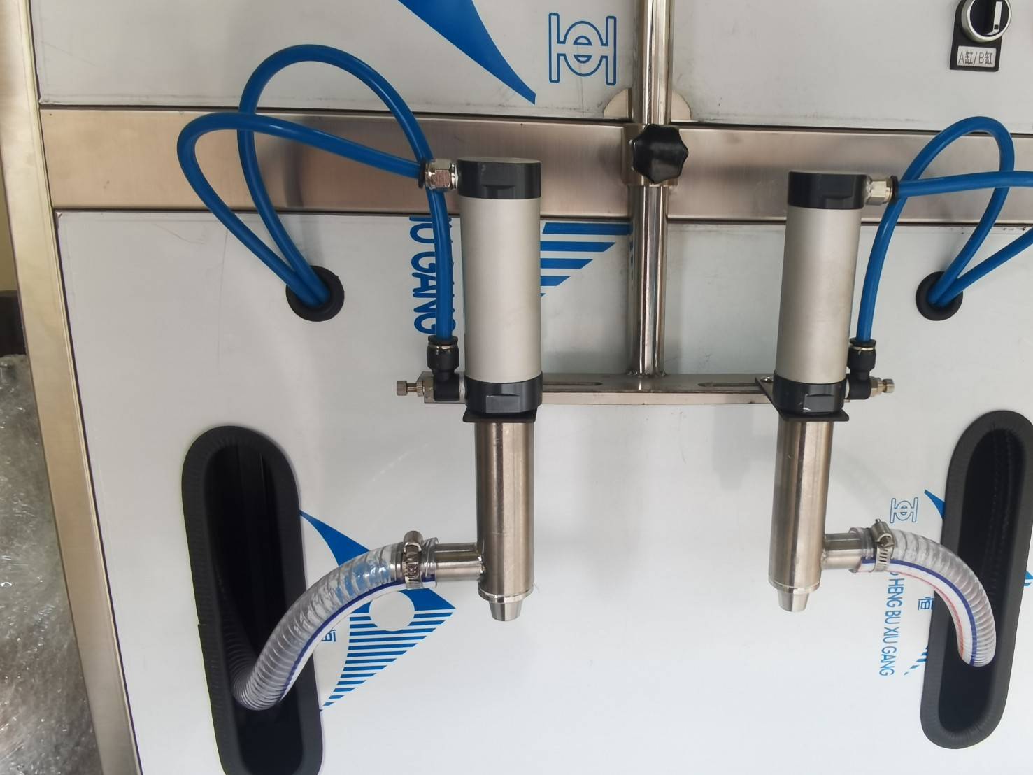 15424 เครื่องบรรจุของเหลวกึ่งอัตโนมัติ ขนาด 100-5000ml สองหัว รุ่น GYJ-2