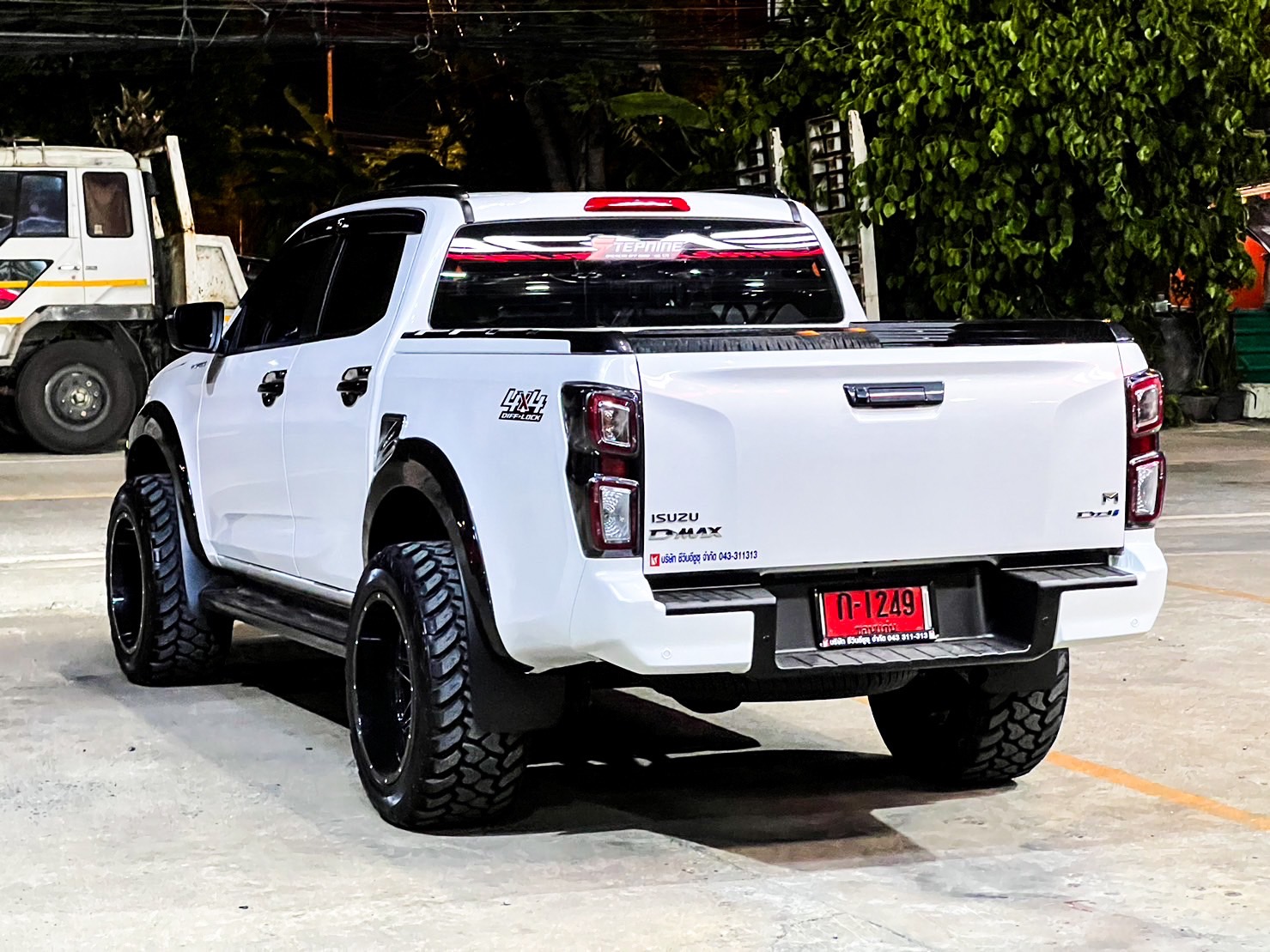 D-MAX ทรงเมกา จองคิวมาจากระยอง