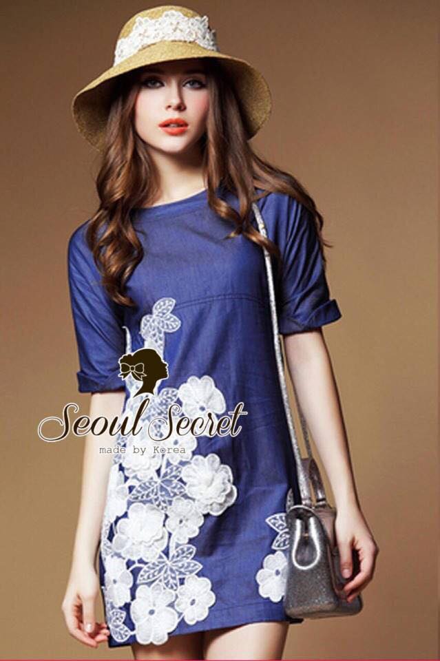 Blue Denim Lace Furnish Dress by Seoul Secret Material : เนื้อผ้ายีนส์ผสมคอตตอน ใส่ง่ายด้วยทรงเดรสตัวปล่อยๆ สวยเก๋ๆ ด้วยงานปักเป็นลายดอกไม้ประดับเป็นช่อๆ