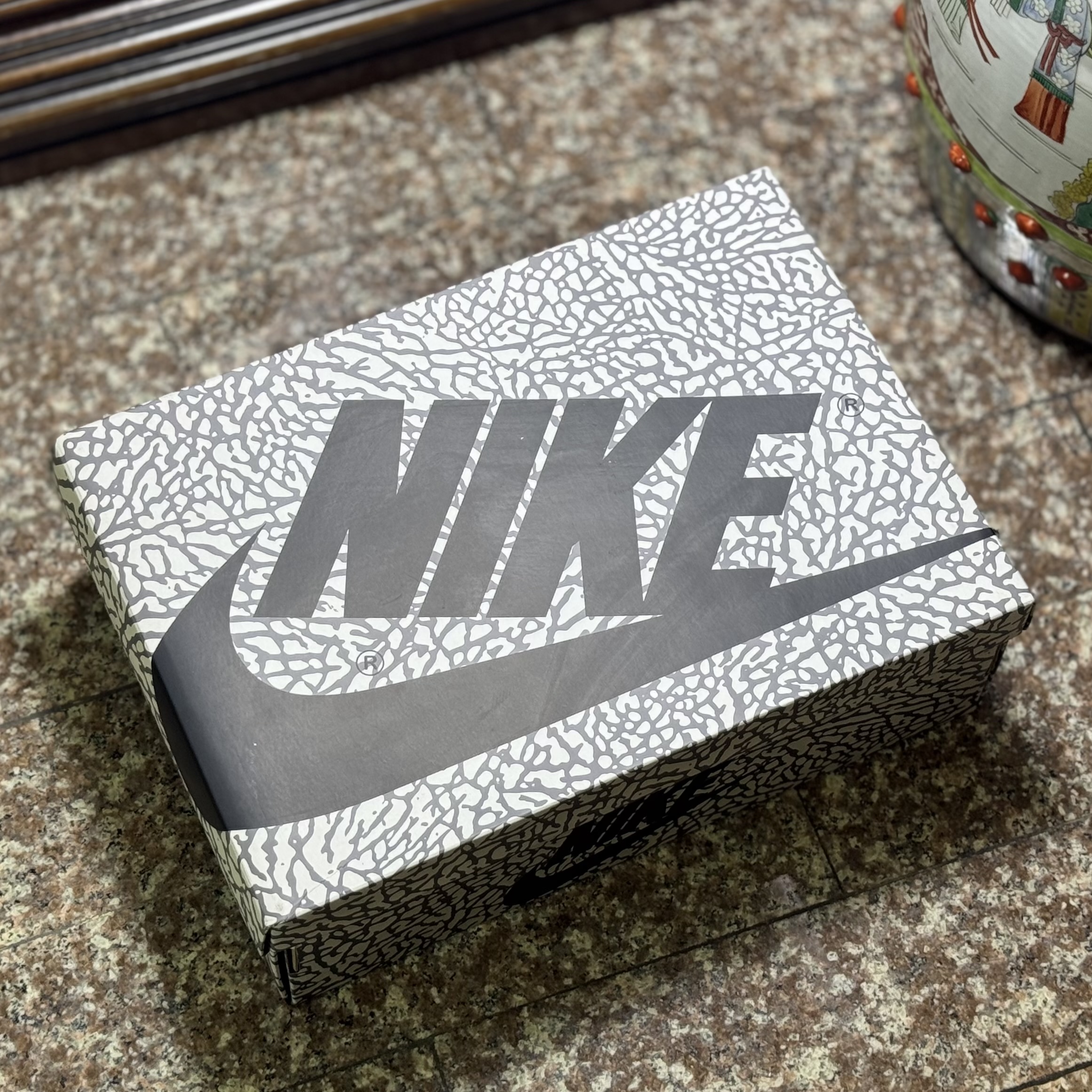 รองเท้า Nike Air Jordan 1 ‘White/Cement’ (M9US)