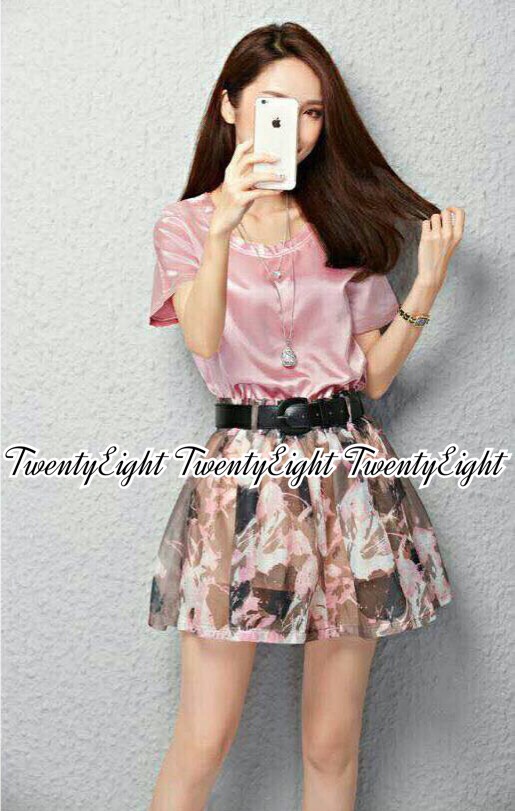 เสื้อแขนสั้นสีพื้น มาพร้อมกระโปรงกางเกงผ้าพิมพ์ลายดอกไม้มาพร้อมเข็มขัด