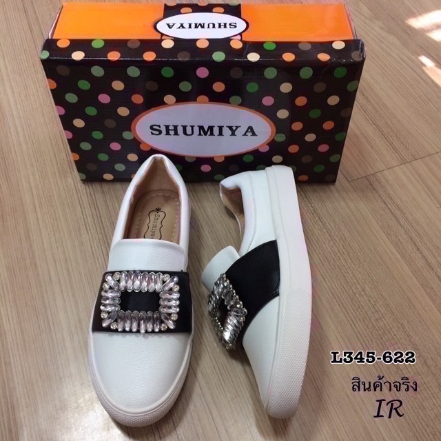 รองเท้าหุ้มส้นแต่งเพชรสี่เหลี่ยม