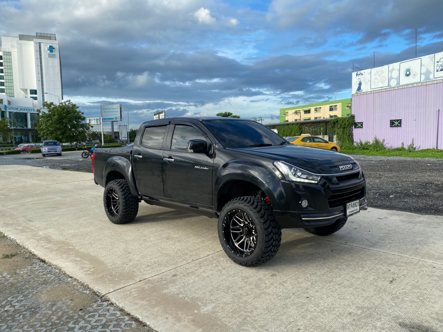 D-MAX จัดทรงเมกา ที่ STEP9 หล่อทุกลำ