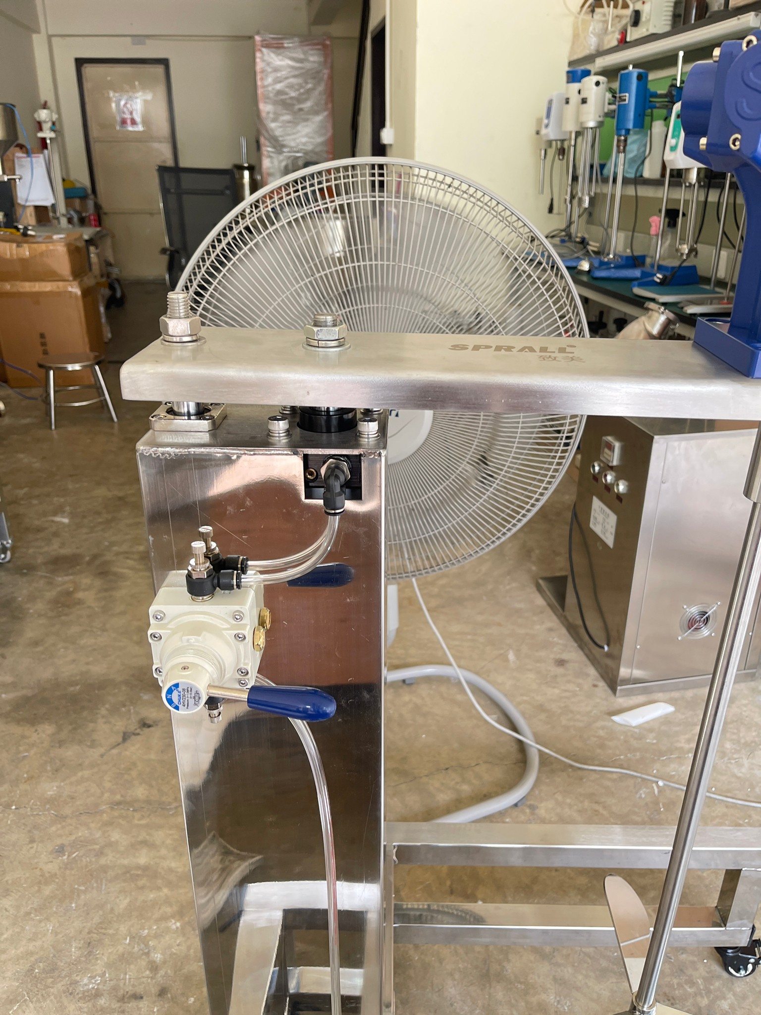 18552 เครื่องผสมกวนแบบใช้ปั้มลม SP-100G-H900 แบบรถเข็น