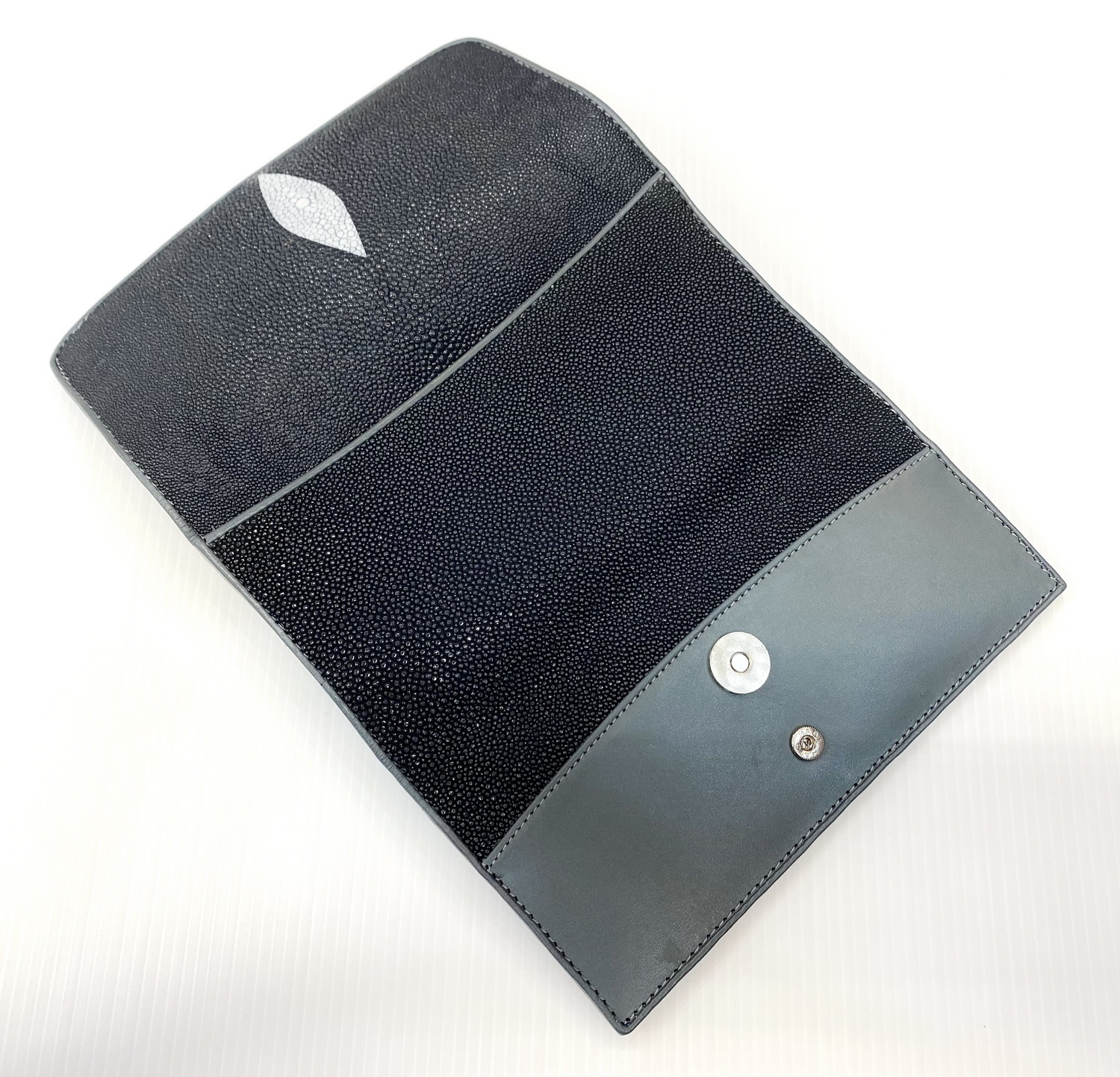 กระเป๋าสตางค์หนังปลากระเบนแท้1ตา 3พับยาว สีเทา