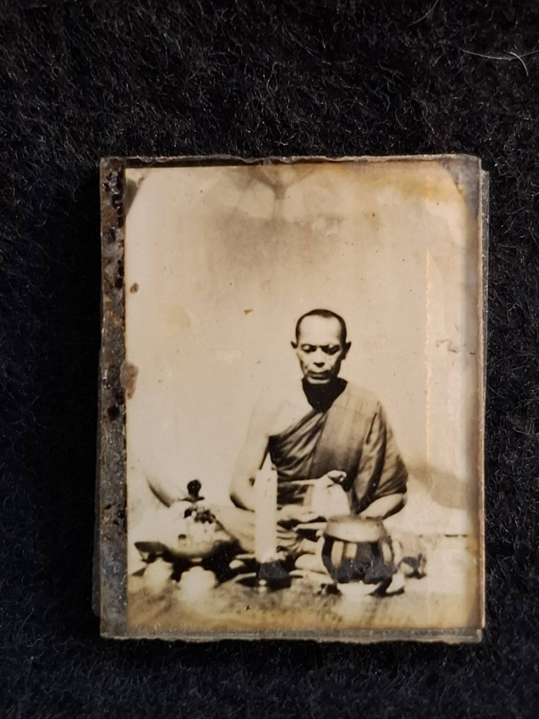 รูปถ่ายอัดกระจก หลวงพ่อดำ วัดกุฎี จ.ปราจีนบุรี