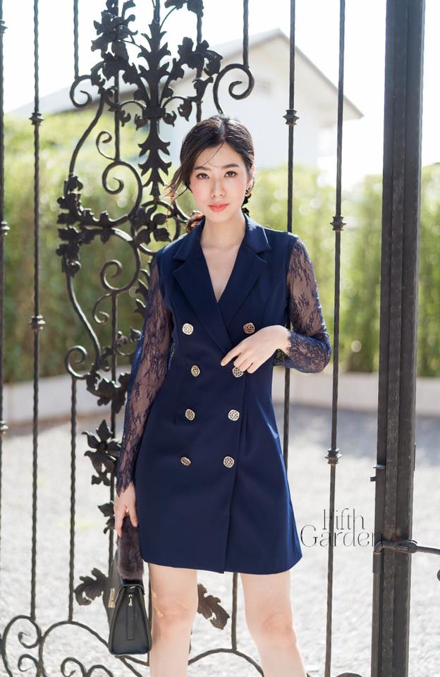 เดรสแขนยาวทรงสูทกระดุมคู่ที่ดูยูนีคขั้นสุดด้วยดีเทลผ้าลูกไม้ตัดต่อช่วงแขน จะครีเอทเป็นลุคเวิร์คกิ้งวูแมนสุดมั่นในวันทำงานหรืออัพลุคเป็นสาวหวานในงานปาร์ตี้ก็มีแต่ความปัง