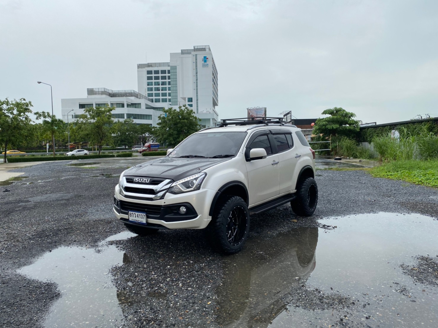 MU-X ทรงเมกา หล่อที่ STEP9