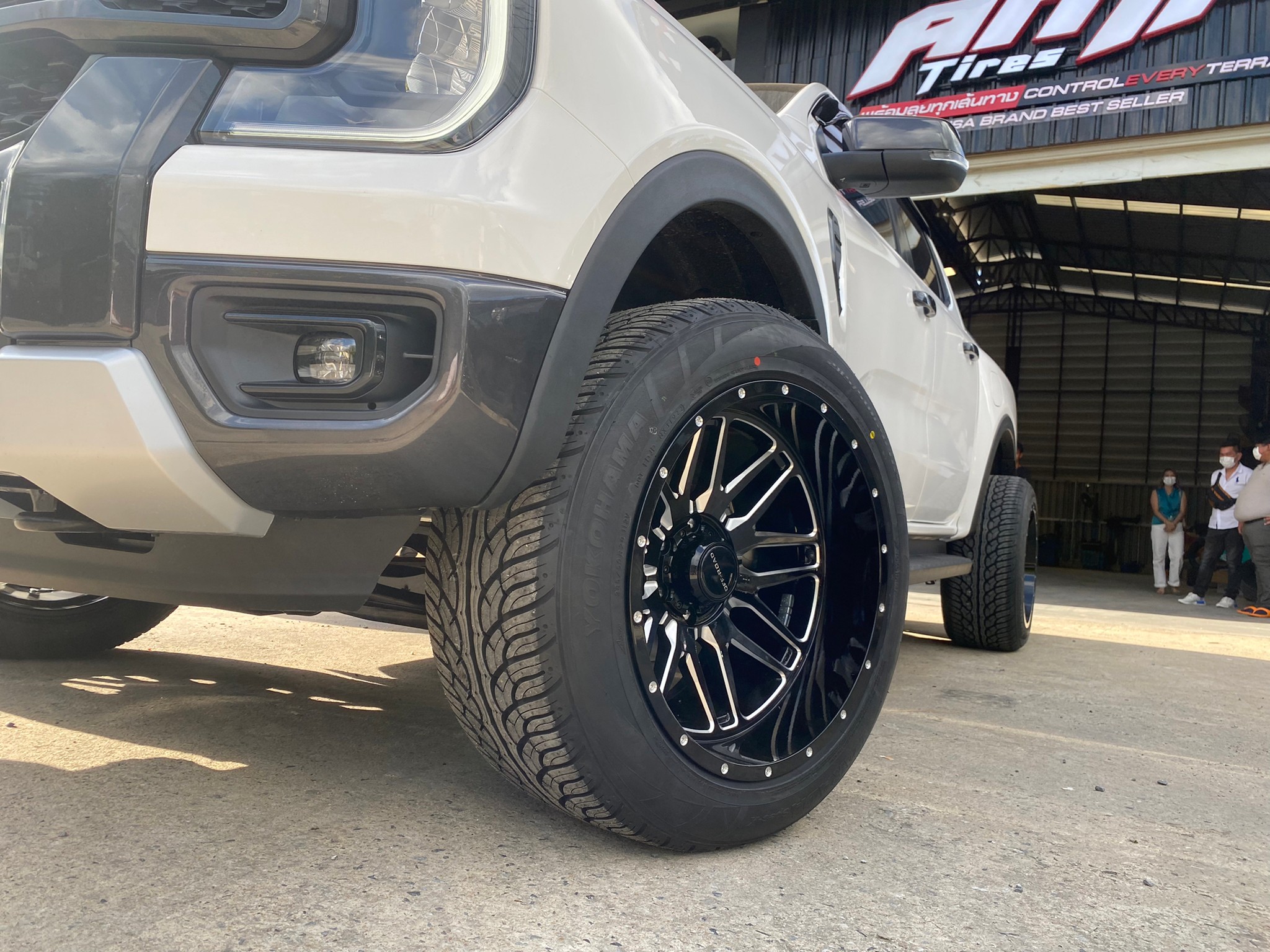 ชุดเเต่งสุดเเจ่มของ FORD NEXT GEN (MT231 20x12 -44 YOKOHAMA PARADA 285/50-20)