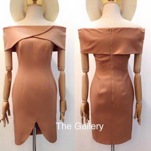 เดรสเปิดใหล่ทรงเข้ารูปรับกับส่วนโค้งเว้าสวย